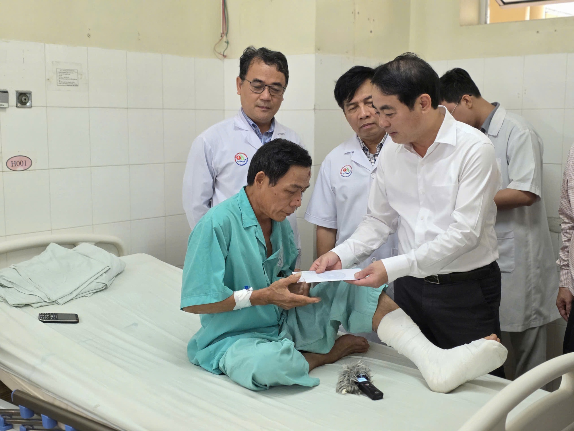 5 nạn nhân bị thương vụ xe khách gặp nạn trên đèo Khánh Lê xuất viện- Ảnh 1.