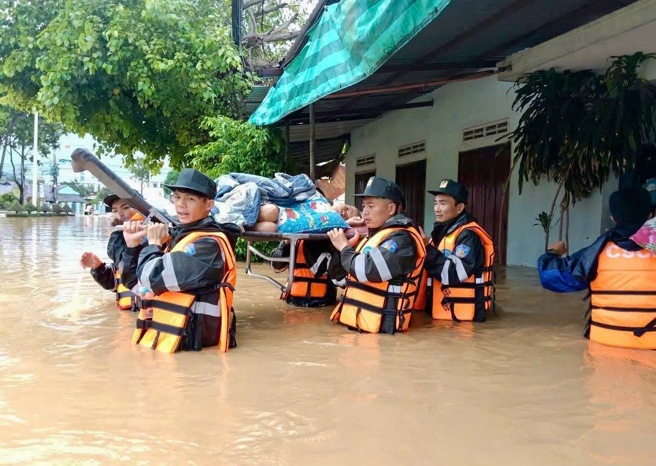 Phó Thủ tướng Hồ Quốc Dũng: Khẩn cấp sơ tán người dân, huy động thêm ca nô trước lũ dữ- Ảnh 2.