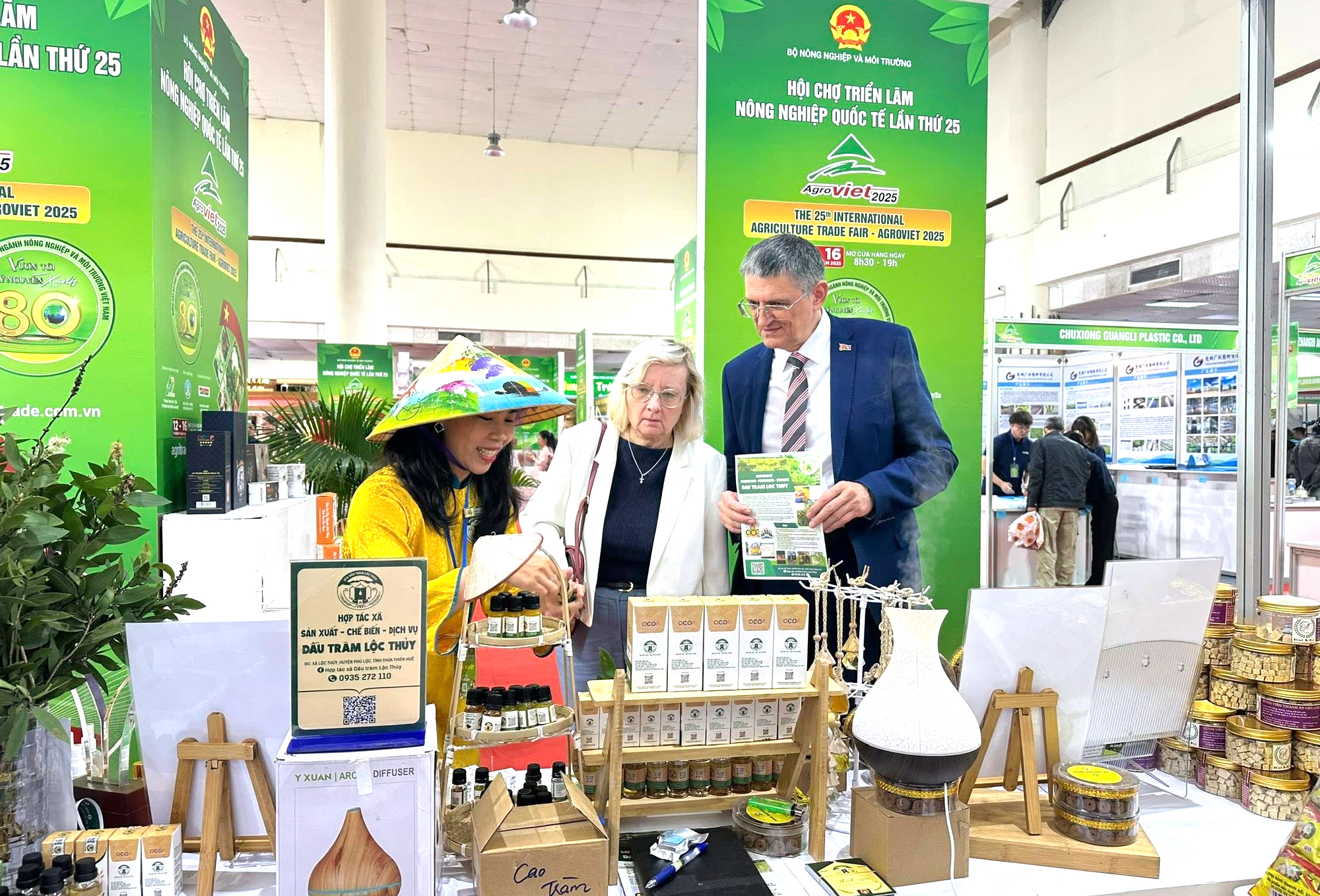 Các doanh nghiệp và cơ sở kinh doanh sản xuất tinh dầu tràm tại Huế rất chú trọng công tác tuyên truyền, quảng bá sản phẩm.