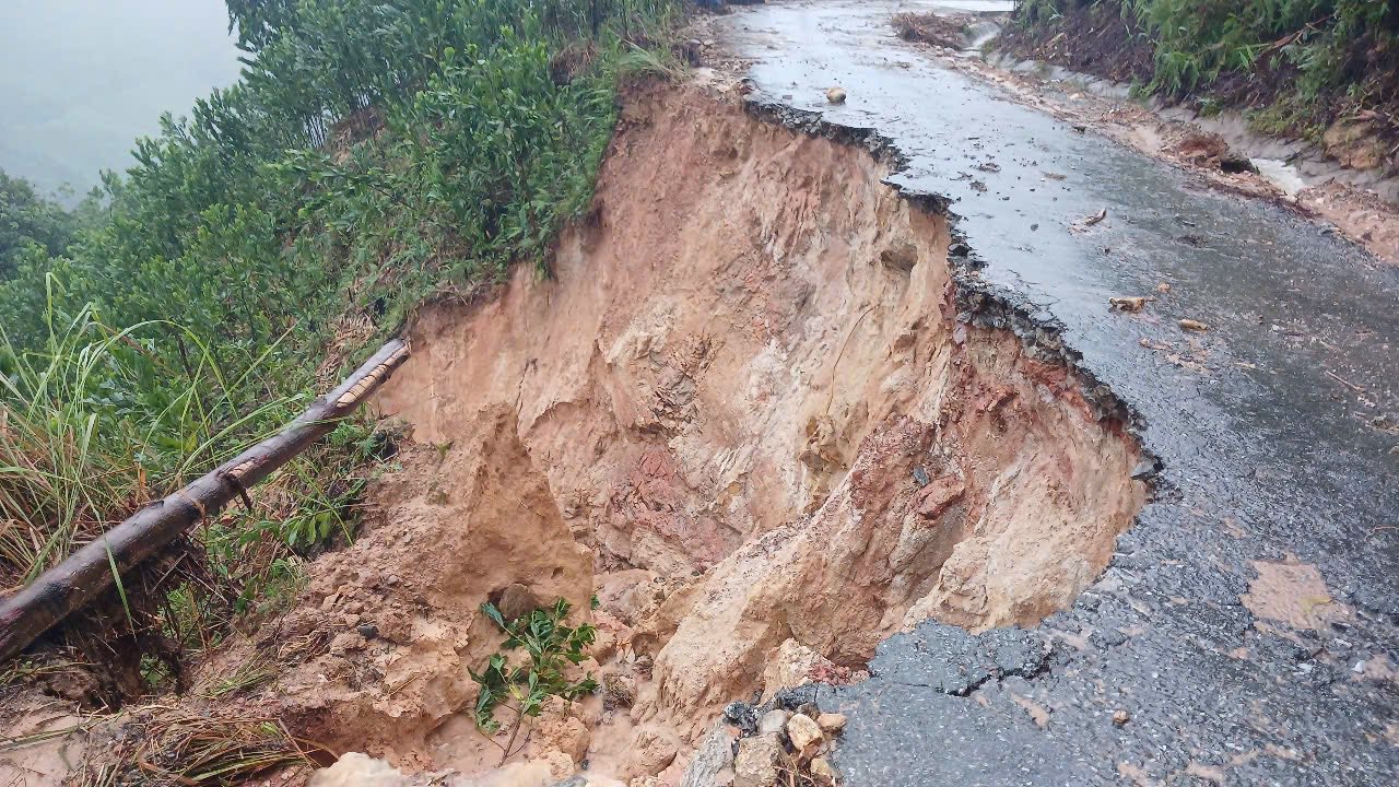 Quảng Ngãi: Sạt lở núi vùi nhà dân trên đường Đông Trường Sơn, giao thông tắc nghẽn- Ảnh 11. Quảng Ngãi: Sạt lở núi vùi nhà dân trên đường Đông Trường Sơn, giao thông tắc nghẽn- Ảnh 11.