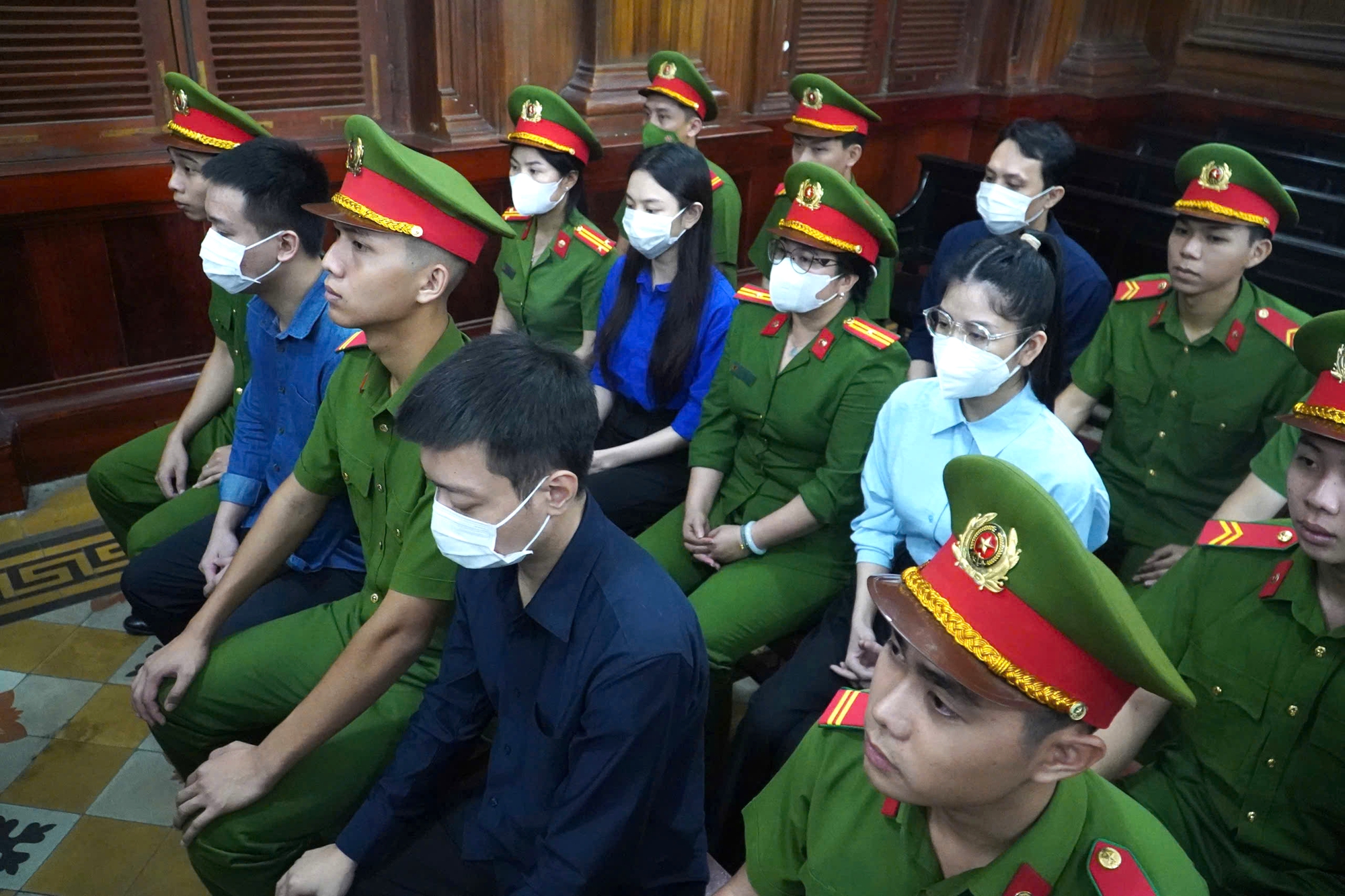 Thùy Tiên, Quang Linh, Hằng Du Mục bị phạt 2 năm tù giam- Ảnh 1. Thùy Tiên, Quang Linh, Hằng Du Mục bị phạt 2 năm tù giam- Ảnh 1.