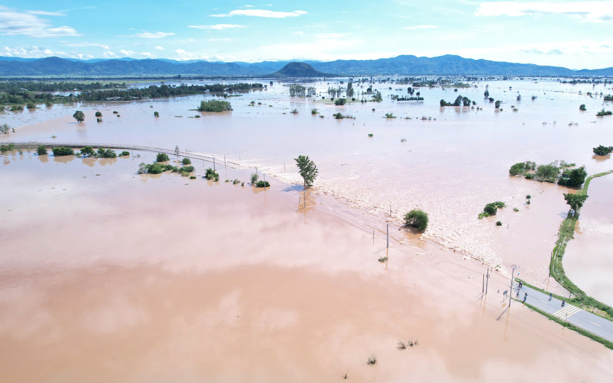 Nhiều tuyến quốc lộ qua Gia Lai bị chia cắt, hàng nghìn nhà dân bị ngập