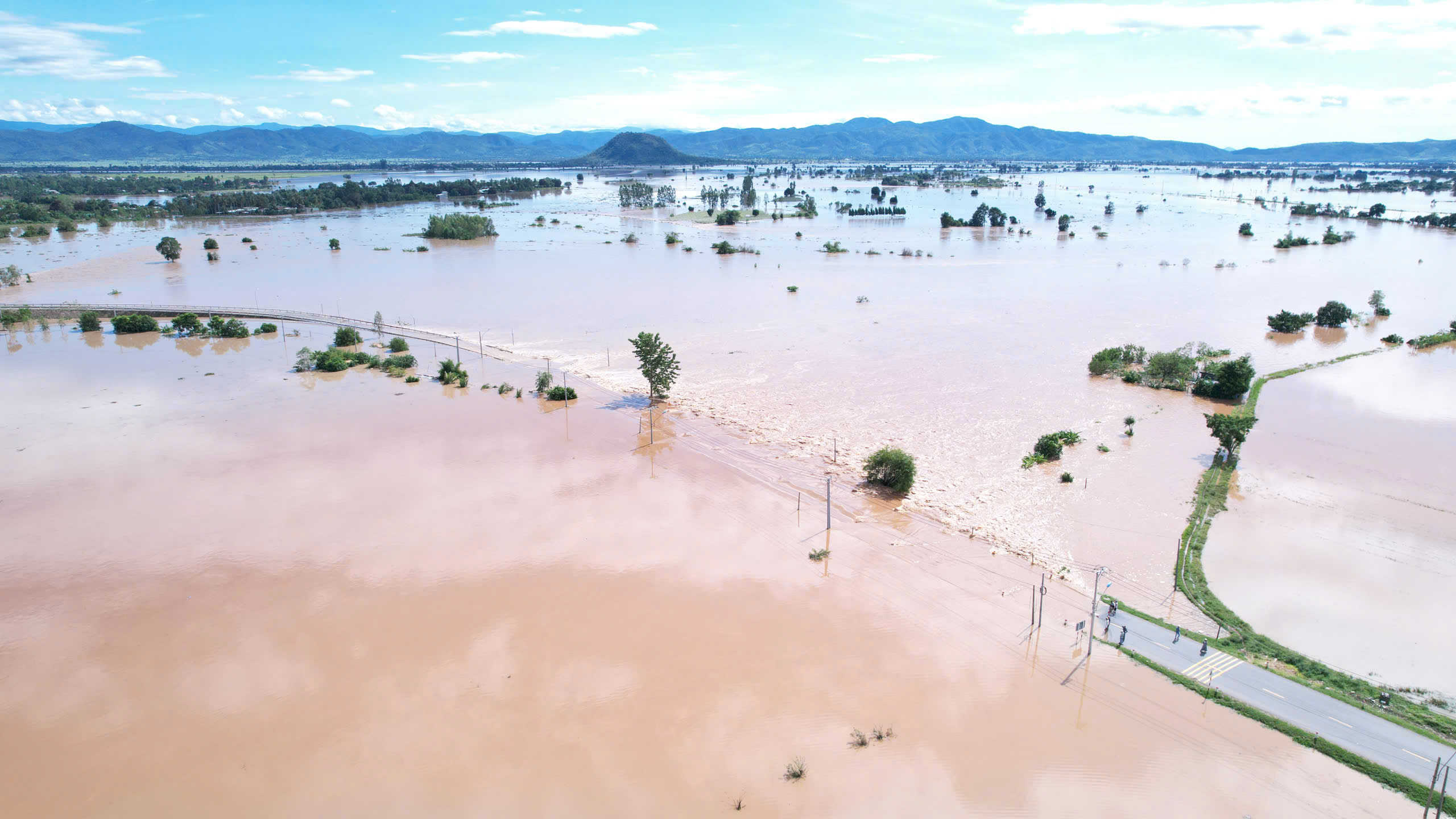 Nhiều tuyến quốc lộ qua Gia Lai bị chia cắt, hàng nghìn nhà dân bị ngập- Ảnh 1.
