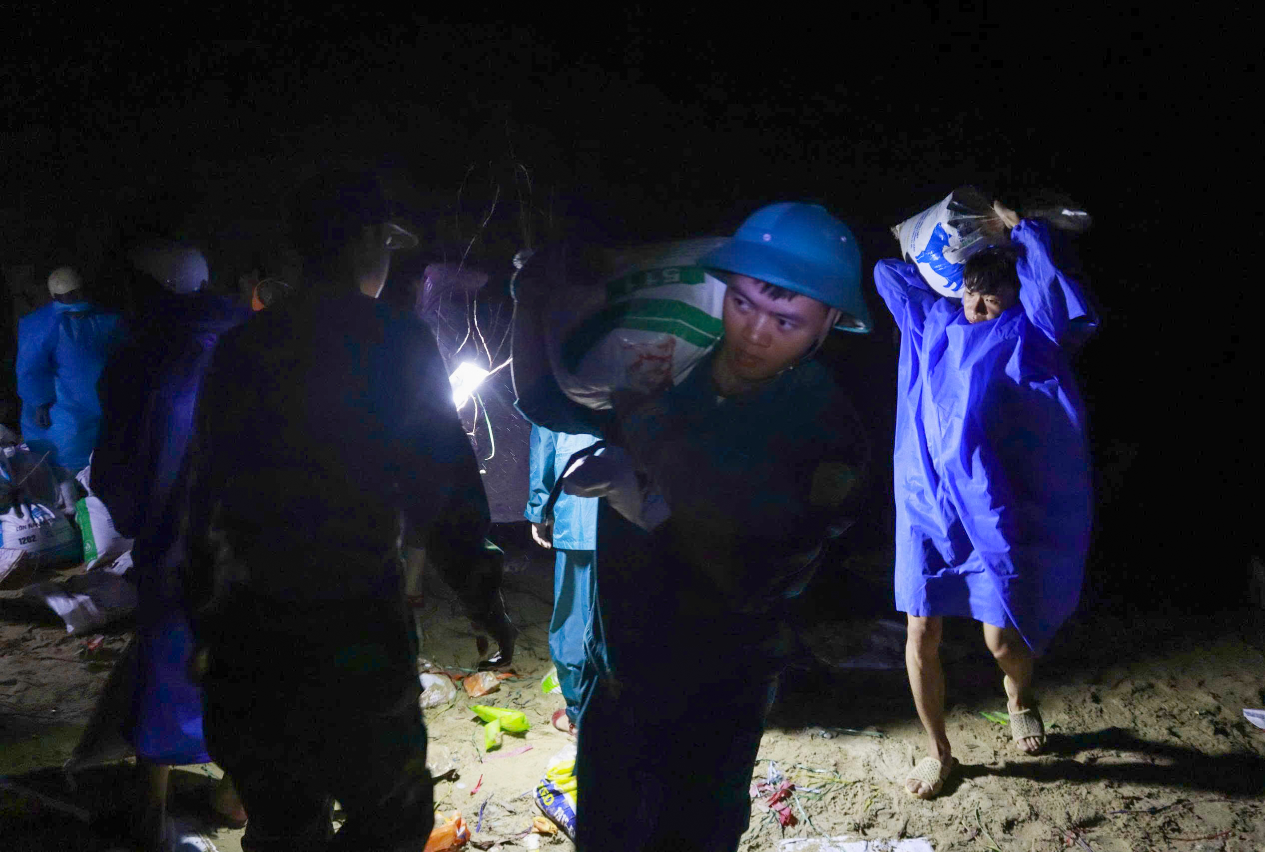 Quân đội huy động 500 cán bộ, chiến sĩ "cứu" bờ kè An Lương trong đêm- Ảnh 4.