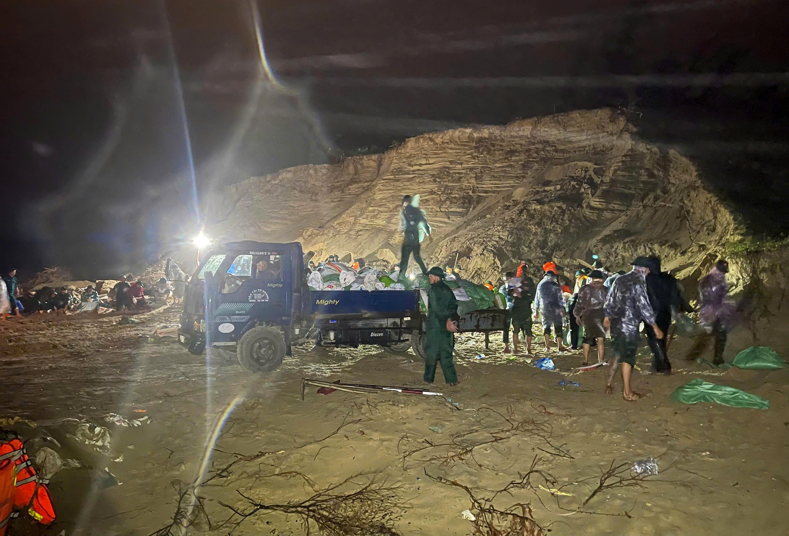 Quân đội huy động 500 cán bộ, chiến sĩ "cứu" bờ kè An Lương trong đêm- Ảnh 1.