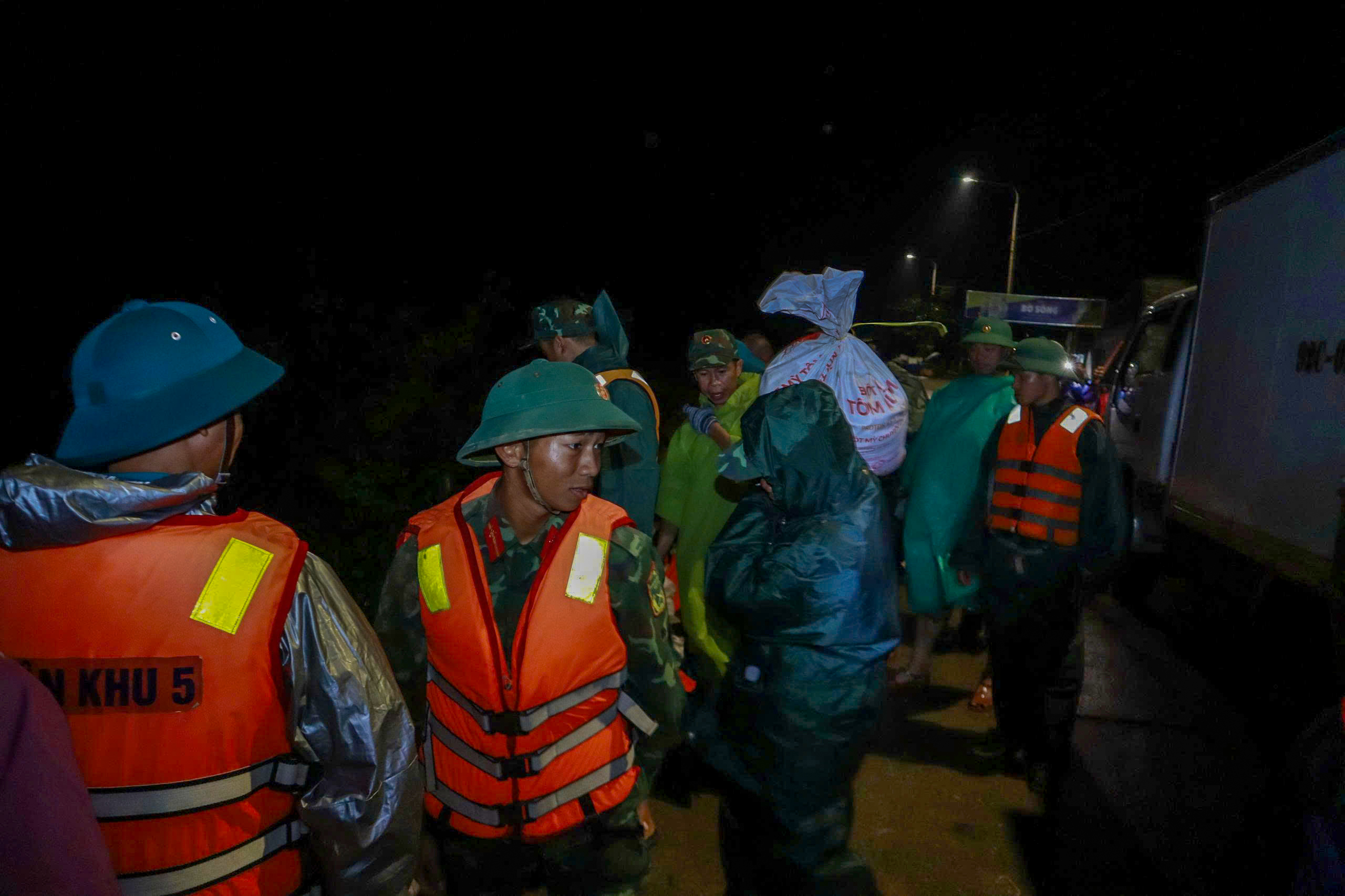 Quân đội huy động 500 cán bộ, chiến sĩ "cứu" bờ kè An Lương trong đêm- Ảnh 5.