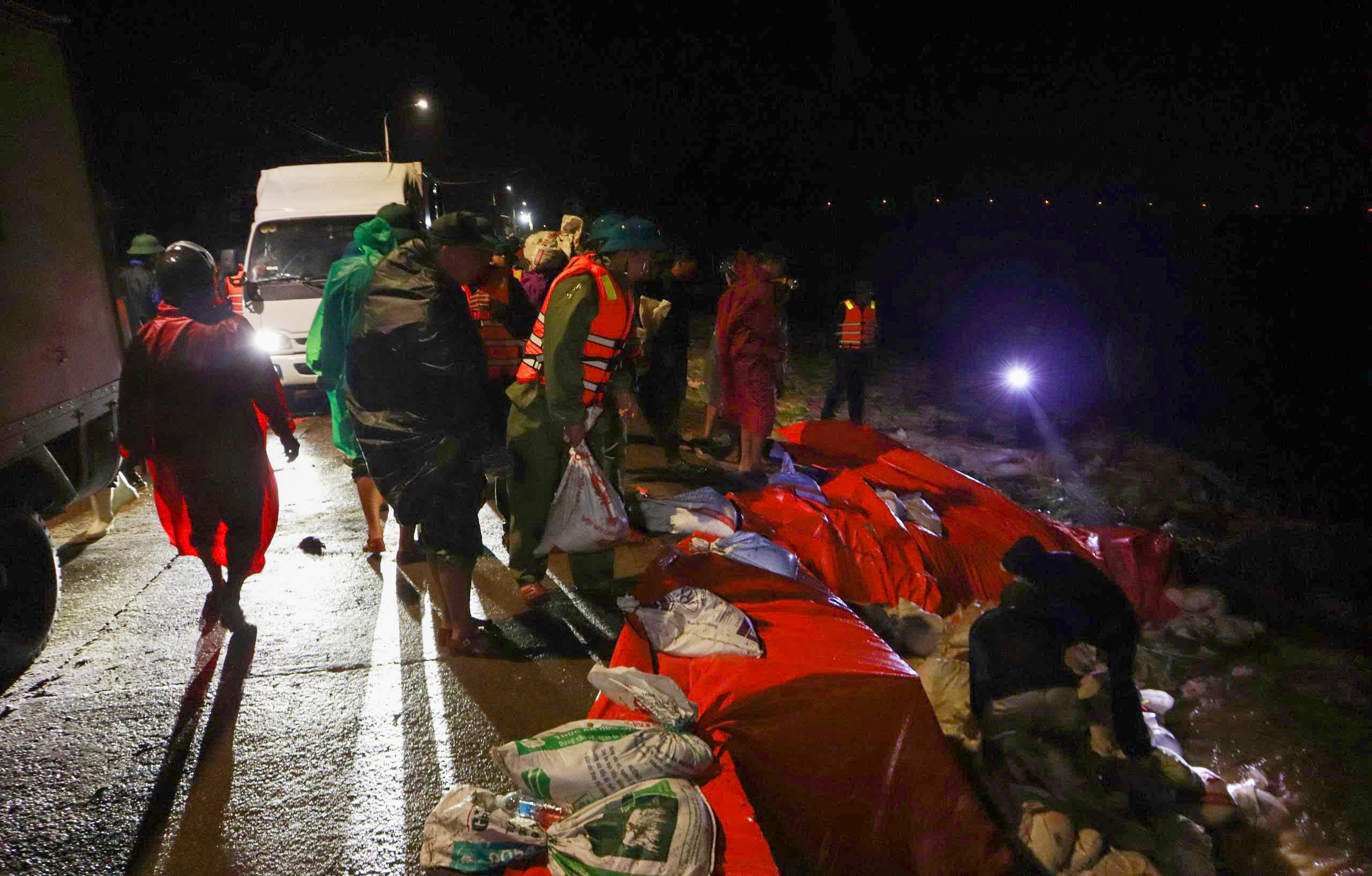 Quân đội huy động 500 cán bộ, chiến sĩ "cứu" bờ kè An Lương trong đêm- Ảnh 6.