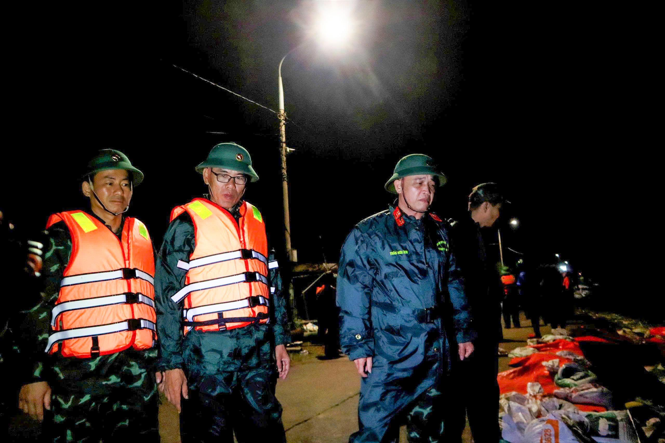 Quân đội huy động 500 cán bộ, chiến sĩ "cứu" bờ kè An Lương trong đêm- Ảnh 3.