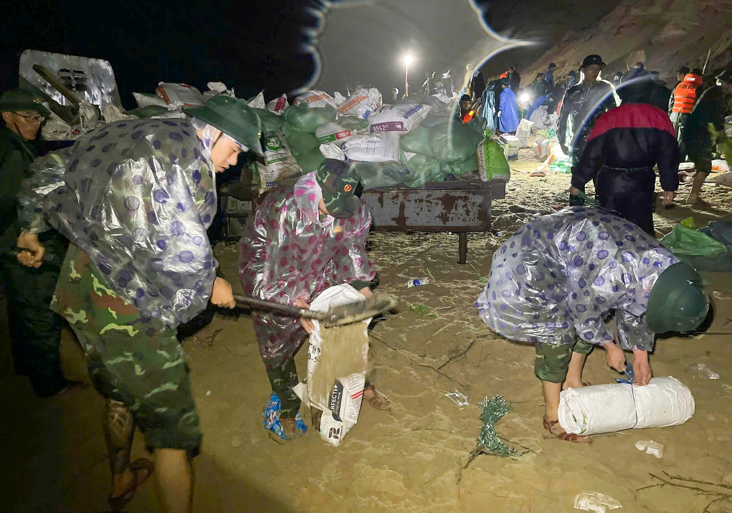 Quân đội huy động 500 cán bộ, chiến sĩ "cứu" bờ kè An Lương trong đêm- Ảnh 7.