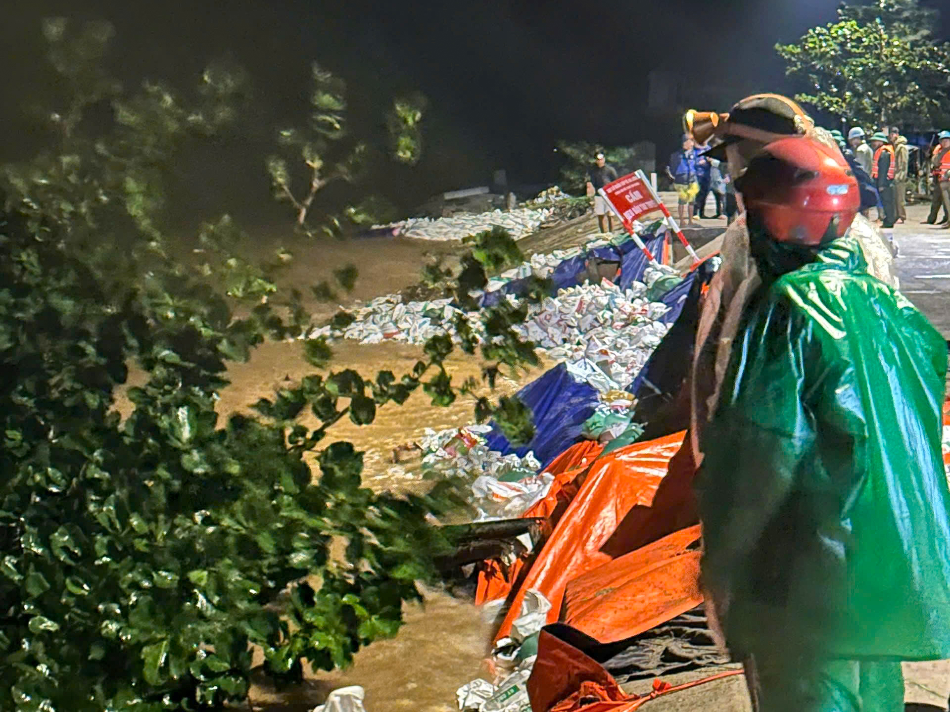 Quân đội huy động 500 cán bộ, chiến sĩ "cứu" bờ kè An Lương trong đêm- Ảnh 2.