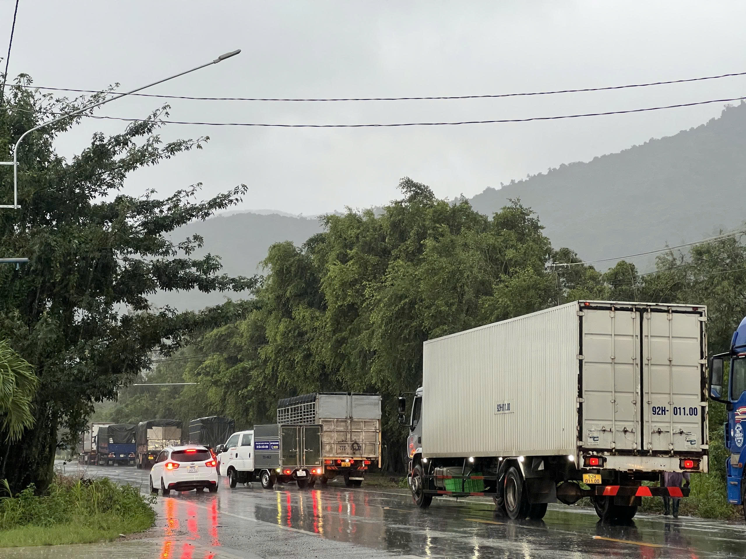 Nhiều tuyến quốc lộ qua Gia Lai bị chia cắt, hàng nghìn nhà dân bị ngập- Ảnh 3.