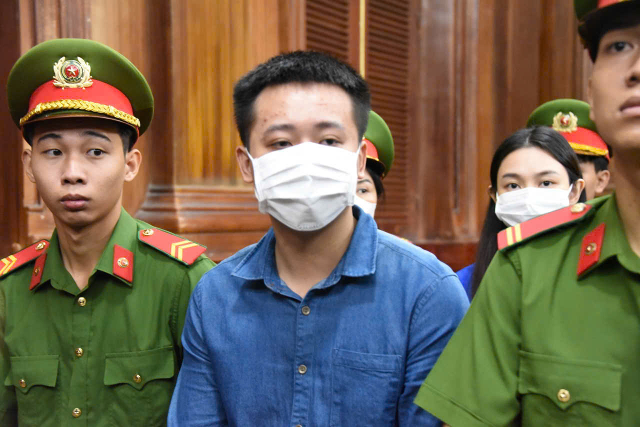 Đang xét xử vụ kẹo Kera: Thùy Tiên, Quang Linh Vlogs, Hằng Du Mục đối diện mức 1-5 năm tù- Ảnh 1.