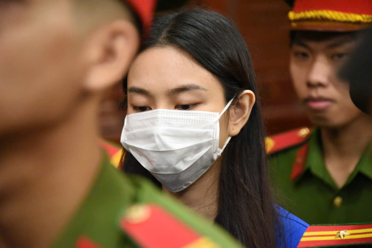 Đang xét xử vụ kẹo Kera: Thùy Tiên, Quang Linh Vlogs, Hằng Du Mục đối diện mức 1-5 năm tù- Ảnh 3.