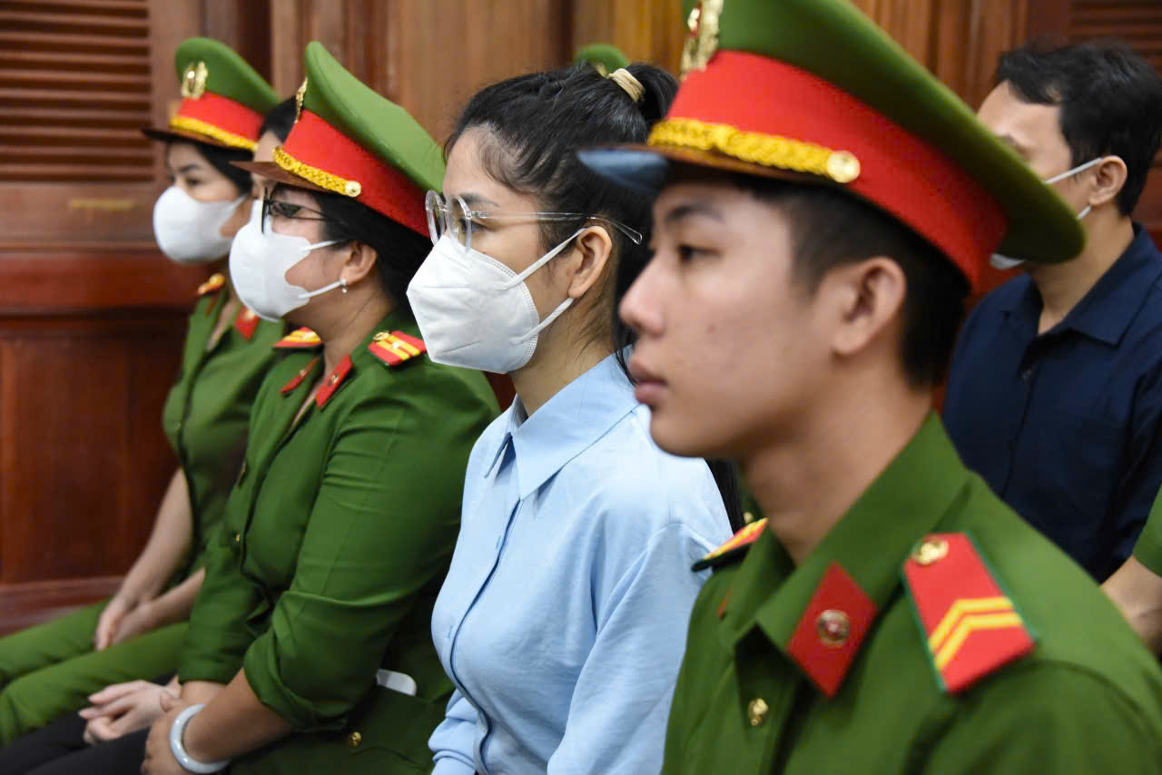 Đang xét xử vụ kẹo Kera: Thùy Tiên, Quang Linh Vlogs, Hằng Du Mục đối diện mức 1-5 năm tù- Ảnh 2.