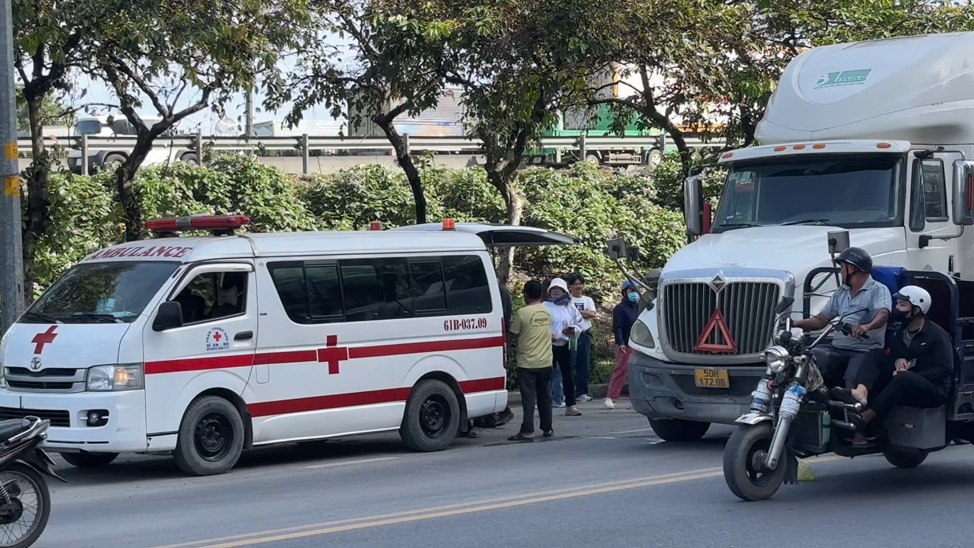 Bé gái lớp 9 bị xe đầu kéo cán tử vong khi được anh chở đi học- Ảnh 2. Bé gái lớp 9 bị xe đầu kéo cán tử vong khi được anh chở đi học- Ảnh 2.