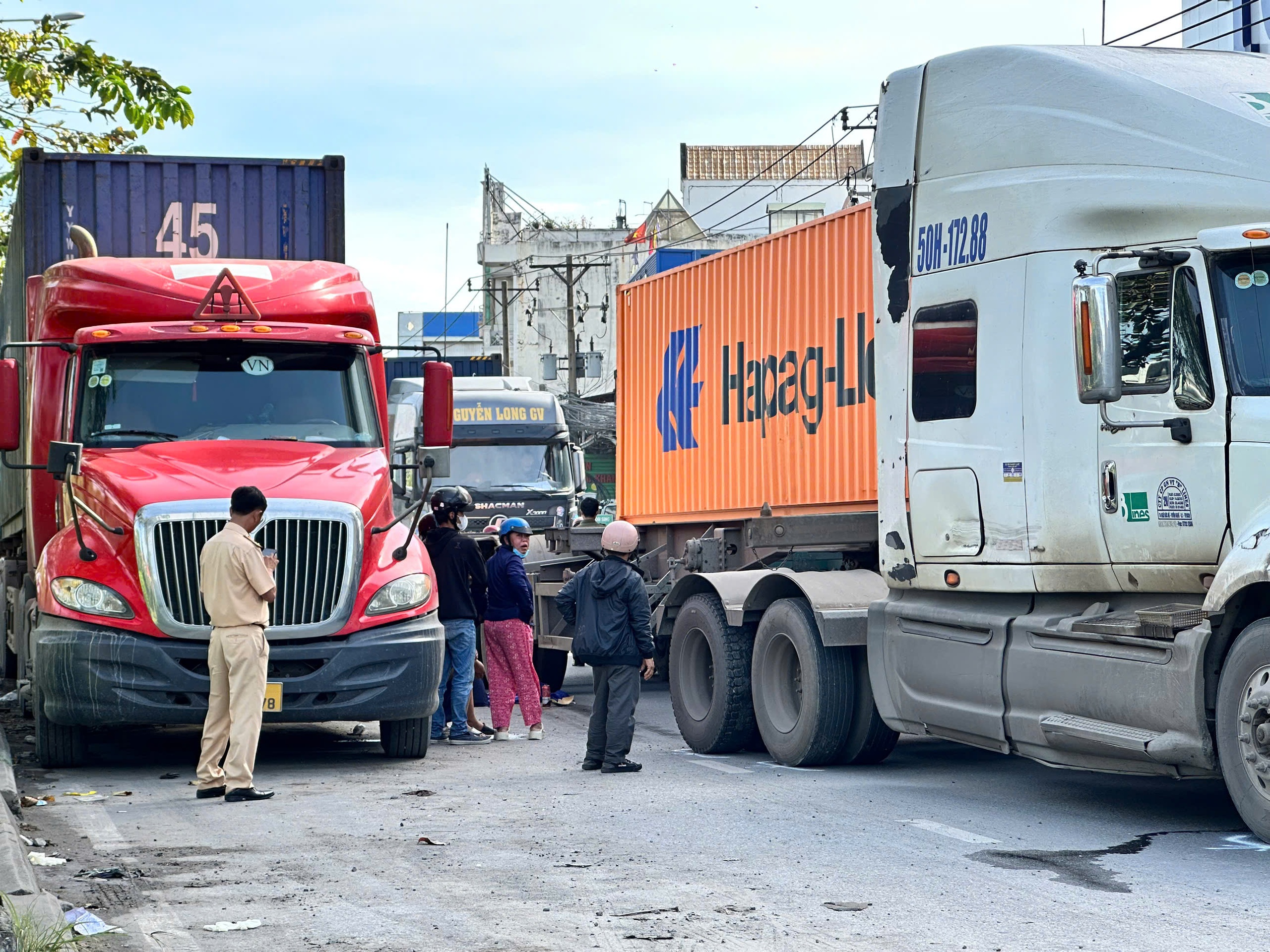 Bé gái lớp 9 bị xe đầu kéo cán tử vong khi được anh chở đi học- Ảnh 1. Bé gái lớp 9 bị xe đầu kéo cán tử vong khi được anh chở đi học- Ảnh 1.