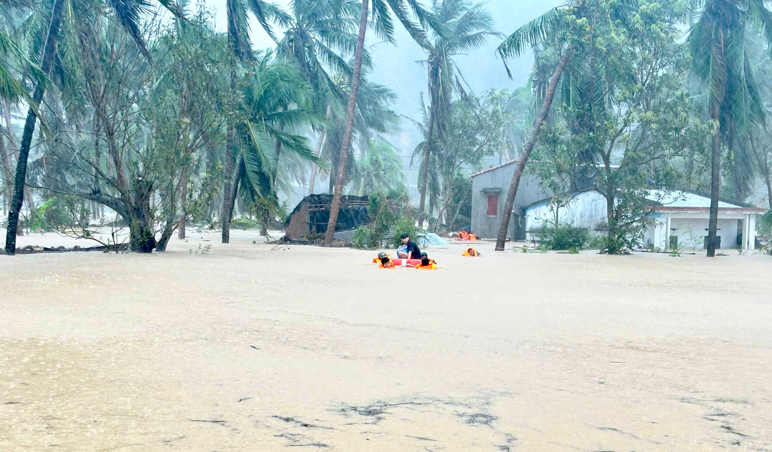 Đắk Lắk: Mưa lớn gây sạt lở đất làm một người tử vong, nhiều khu vực bị chia cắt- Ảnh 1. Đắk Lắk: Mưa lớn gây sạt lở đất làm một người tử vong, nhiều khu vực bị chia cắt- Ảnh 1.