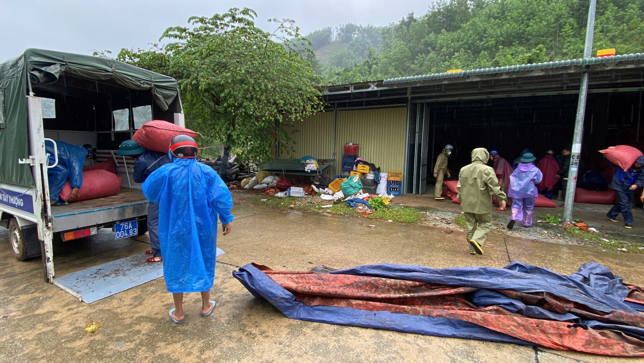 Quảng Ngãi: Sạt lở núi vùi nhà dân trên đường Đông Trường Sơn, giao thông tắc nghẽn- Ảnh 5. Quảng Ngãi: Sạt lở núi vùi nhà dân trên đường Đông Trường Sơn, giao thông tắc nghẽn- Ảnh 5.