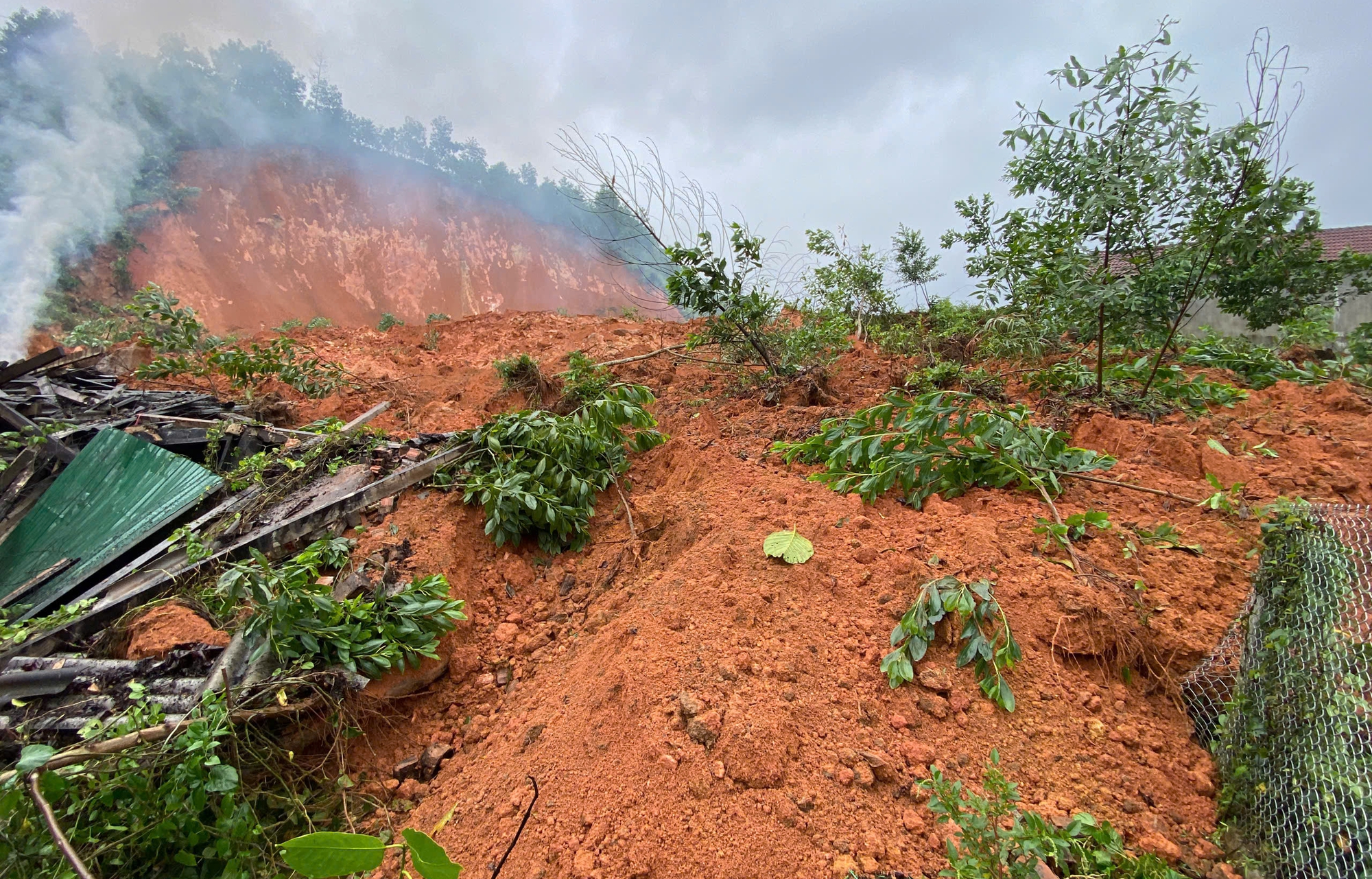 Quảng Ngãi: Sạt lở núi vùi nhà dân trên đường Đông Trường Sơn, giao thông tắc nghẽn- Ảnh 1. Quảng Ngãi: Sạt lở núi vùi nhà dân trên đường Đông Trường Sơn, giao thông tắc nghẽn- Ảnh 1.