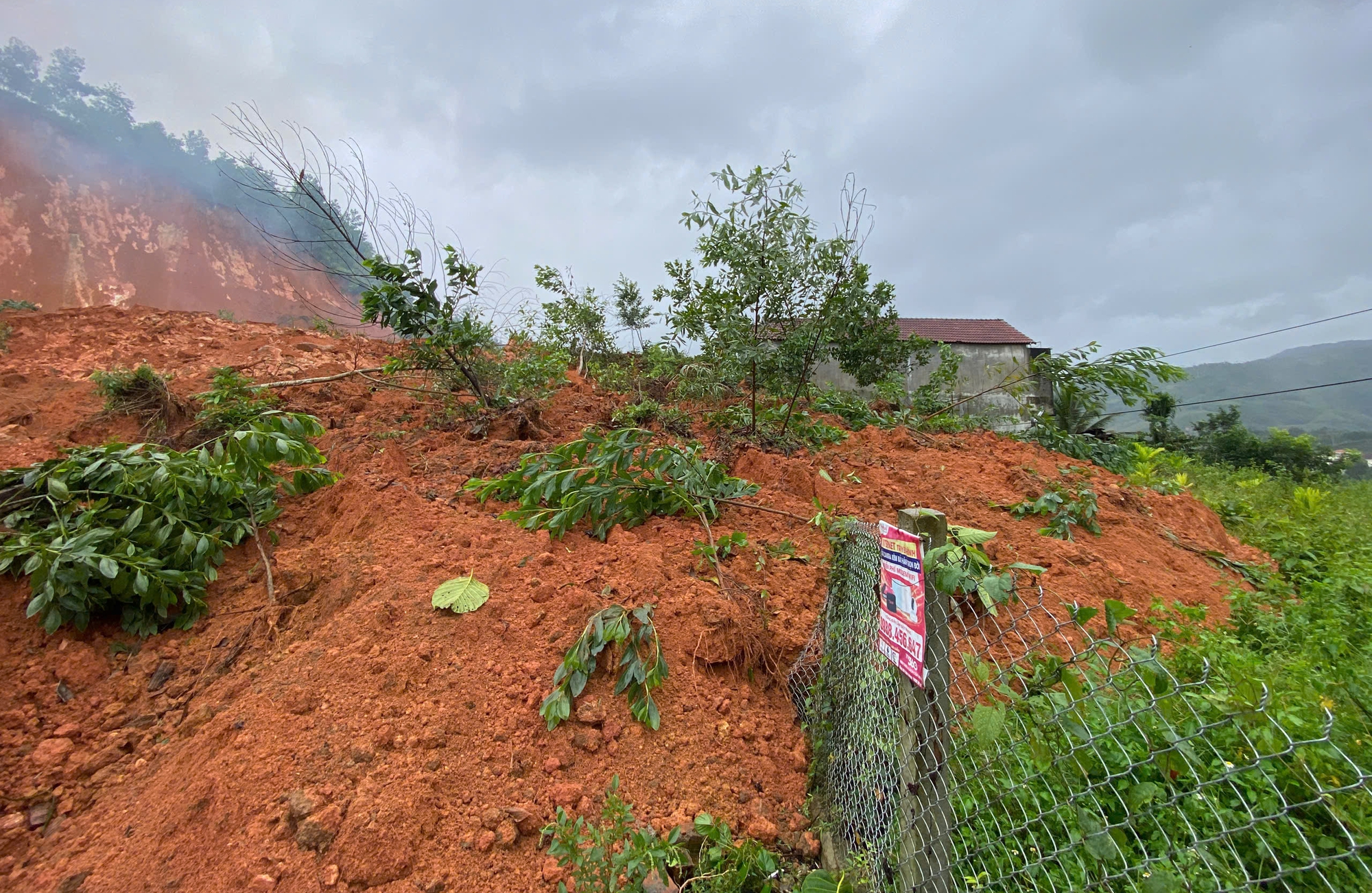 Quảng Ngãi: Sạt lở núi vùi nhà dân trên đường Đông Trường Sơn, giao thông tắc nghẽn- Ảnh 3. Quảng Ngãi: Sạt lở núi vùi nhà dân trên đường Đông Trường Sơn, giao thông tắc nghẽn- Ảnh 3.