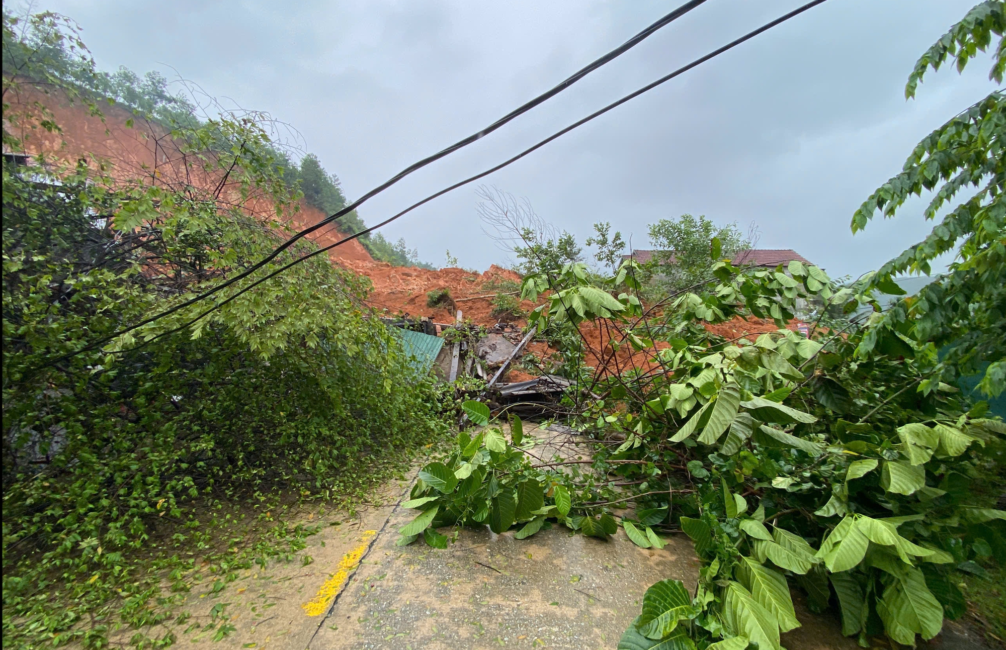 Quảng Ngãi: Sạt lở núi vùi nhà dân trên đường Đông Trường Sơn, giao thông tắc nghẽn- Ảnh 7. Quảng Ngãi: Sạt lở núi vùi nhà dân trên đường Đông Trường Sơn, giao thông tắc nghẽn- Ảnh 7.