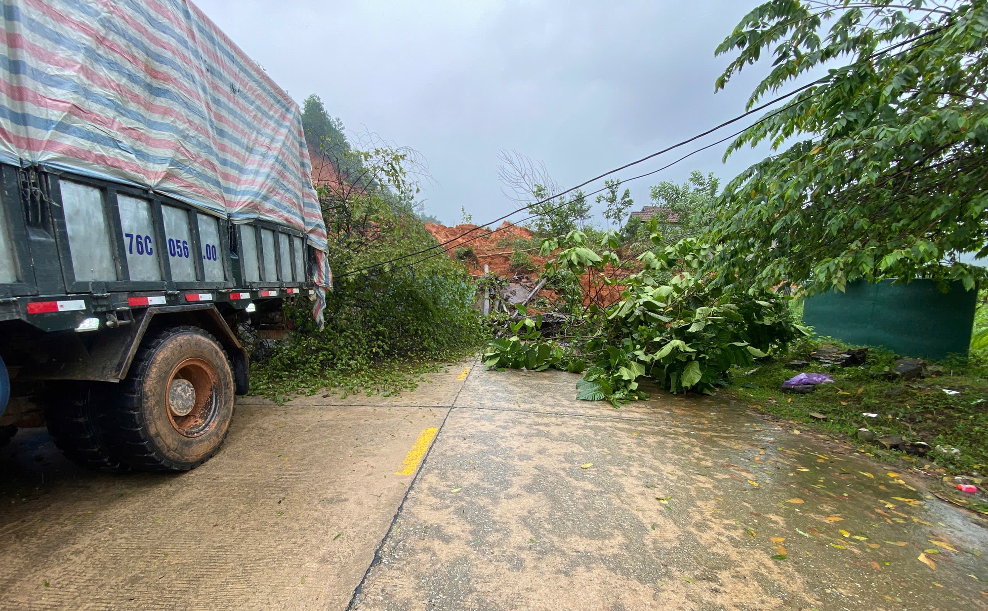 Quảng Ngãi: Sạt lở núi vùi nhà dân trên đường Đông Trường Sơn, giao thông tắc nghẽn- Ảnh 9. Quảng Ngãi: Sạt lở núi vùi nhà dân trên đường Đông Trường Sơn, giao thông tắc nghẽn- Ảnh 9.