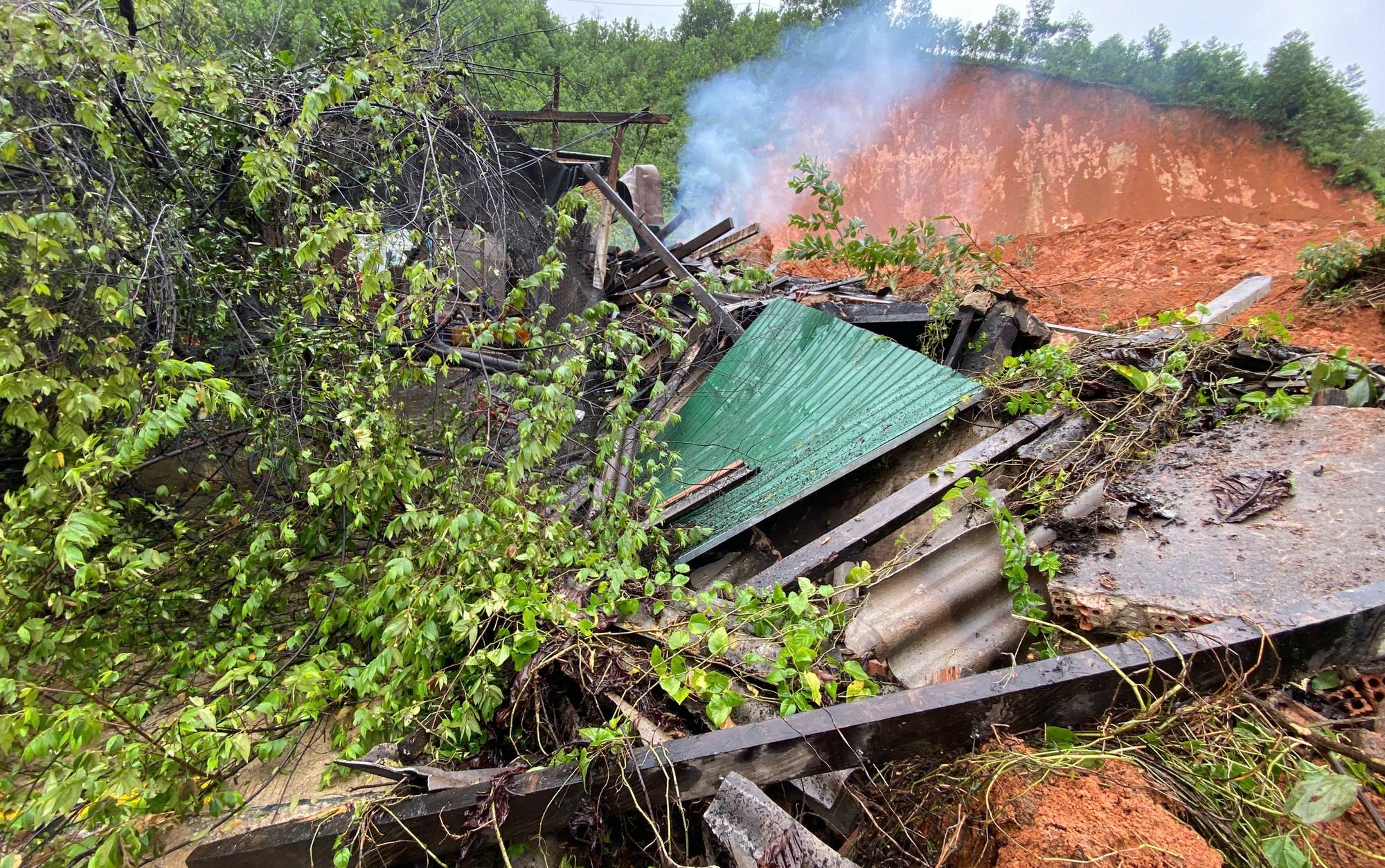 Quảng Ngãi: Sạt lở núi vùi nhà dân trên đường Đông Trường Sơn, giao thông tắc nghẽn- Ảnh 2. Quảng Ngãi: Sạt lở núi vùi nhà dân trên đường Đông Trường Sơn, giao thông tắc nghẽn- Ảnh 2.