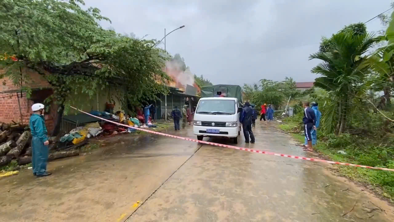 Quảng Ngãi: Sạt lở núi vùi nhà dân trên đường Đông Trường Sơn, giao thông tắc nghẽn- Ảnh 8. Quảng Ngãi: Sạt lở núi vùi nhà dân trên đường Đông Trường Sơn, giao thông tắc nghẽn- Ảnh 8.