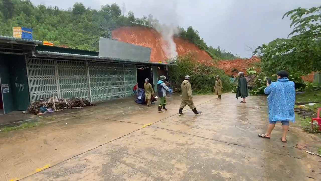 Quảng Ngãi: Sạt lở núi vùi nhà dân trên đường Đông Trường Sơn, giao thông tắc nghẽn- Ảnh 4. Quảng Ngãi: Sạt lở núi vùi nhà dân trên đường Đông Trường Sơn, giao thông tắc nghẽn- Ảnh 4.