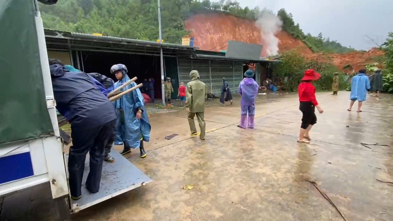 Quảng Ngãi: Sạt lở núi vùi nhà dân trên đường Đông Trường Sơn, giao thông tắc nghẽn- Ảnh 10. Quảng Ngãi: Sạt lở núi vùi nhà dân trên đường Đông Trường Sơn, giao thông tắc nghẽn- Ảnh 10.