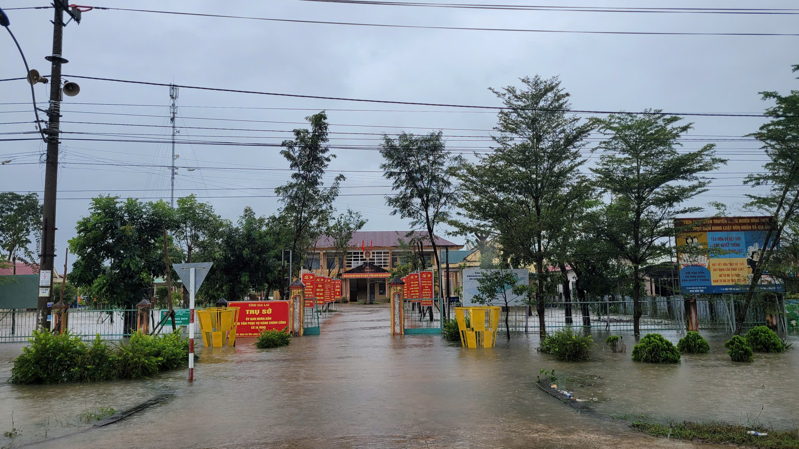 Lũ nhấn chìm nhiều khu dân cư ở miền Trung, giao thông chia cắt- Ảnh 2.