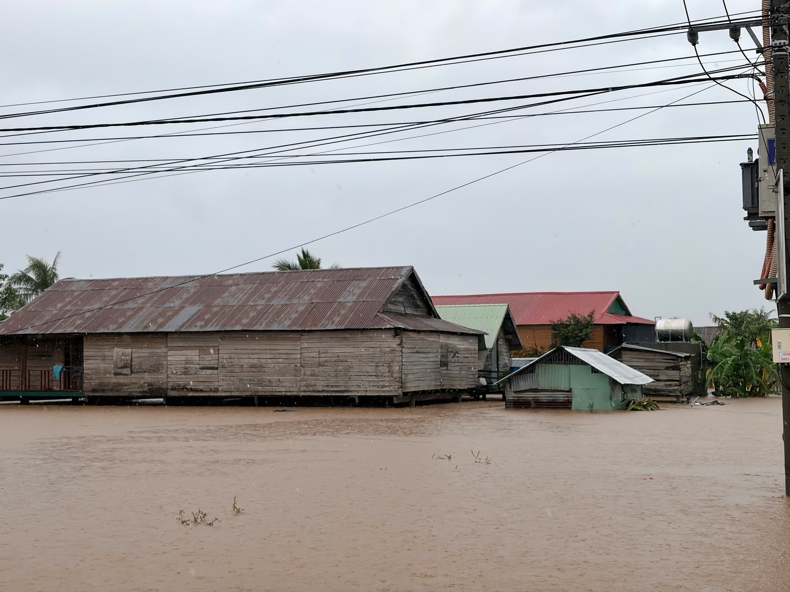 Lũ nhấn chìm nhiều khu dân cư ở miền Trung, giao thông chia cắt- Ảnh 1.