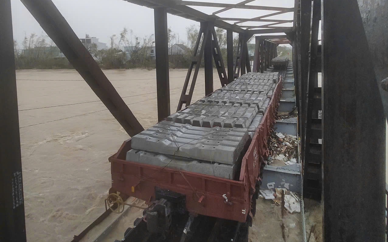 Khẩn cấp bảo vệ hạ tầng đường sắt trước mưa lũ lịch sử ở Trung Bộ- Ảnh 2. Điều toa xe chở tà vẹt “chặn” trên 2 cầu đường sắt, tránh nước lũ cuốn trôi