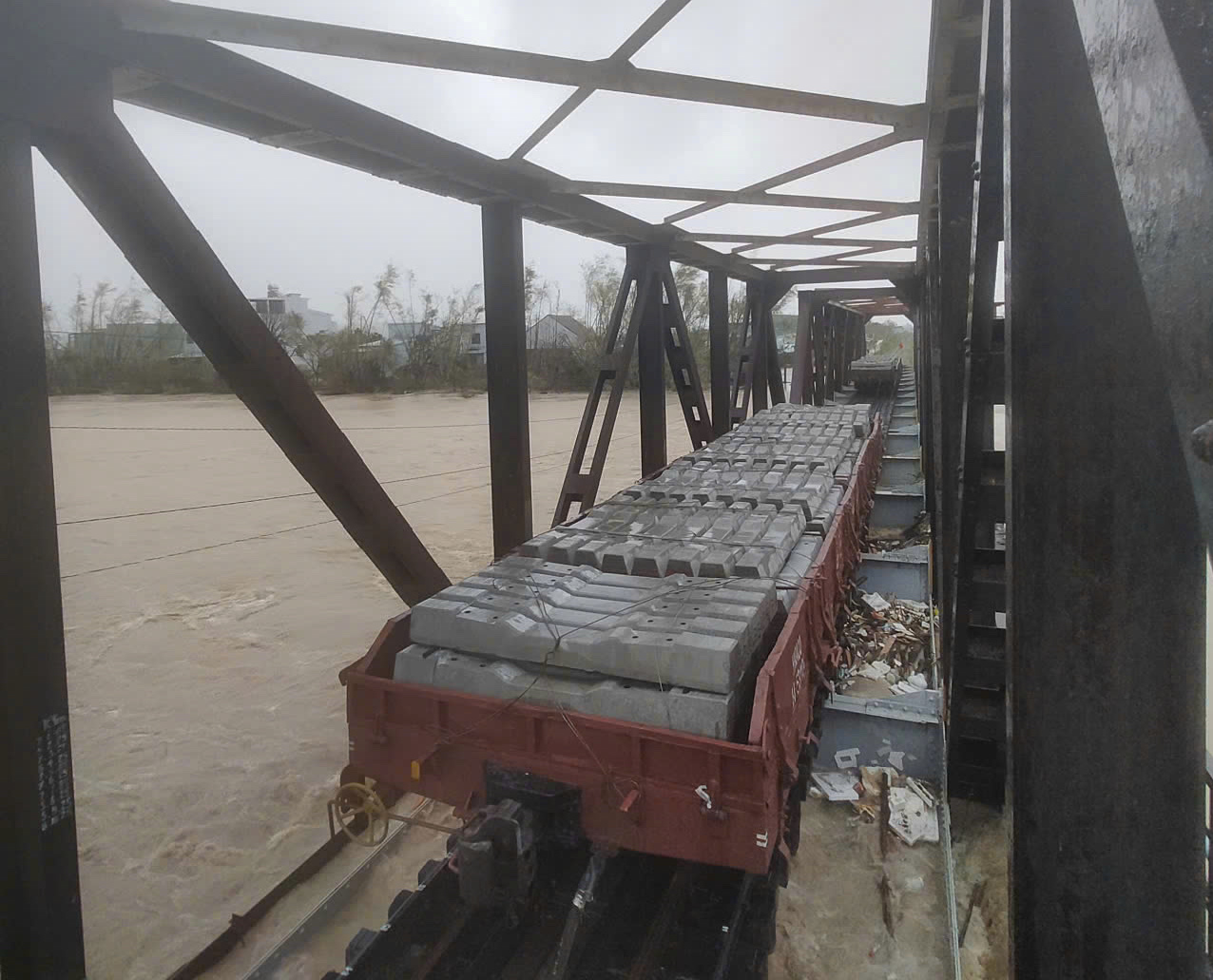 Điều toa xe chở tà vẹt “chặn” trên 2 cầu đường sắt, tránh nước lũ cuốn trôi- Ảnh 2.