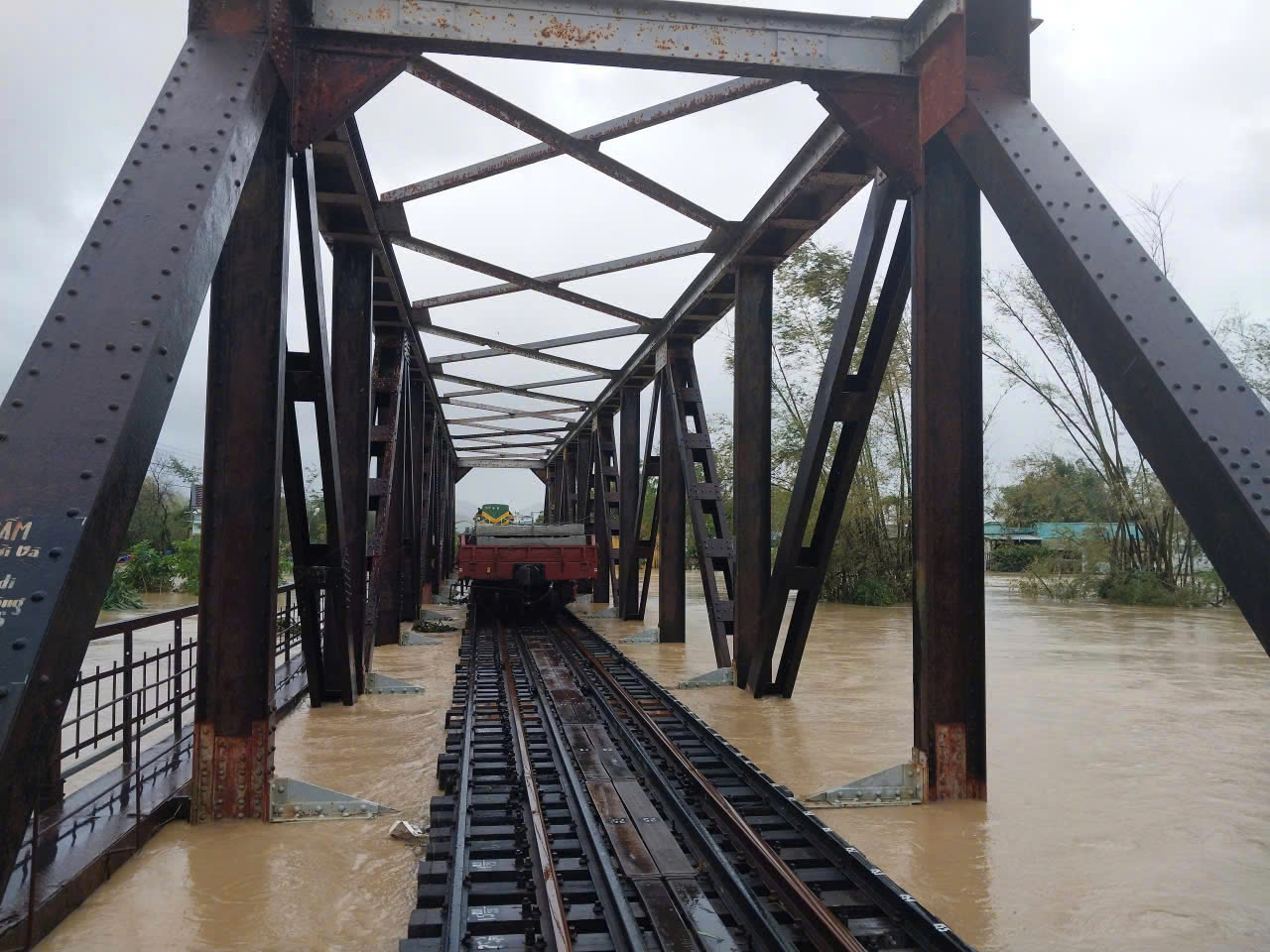 Điều toa xe chở tà vẹt “chặn” trên 2 cầu đường sắt, tránh nước lũ cuốn trôi- Ảnh 1.