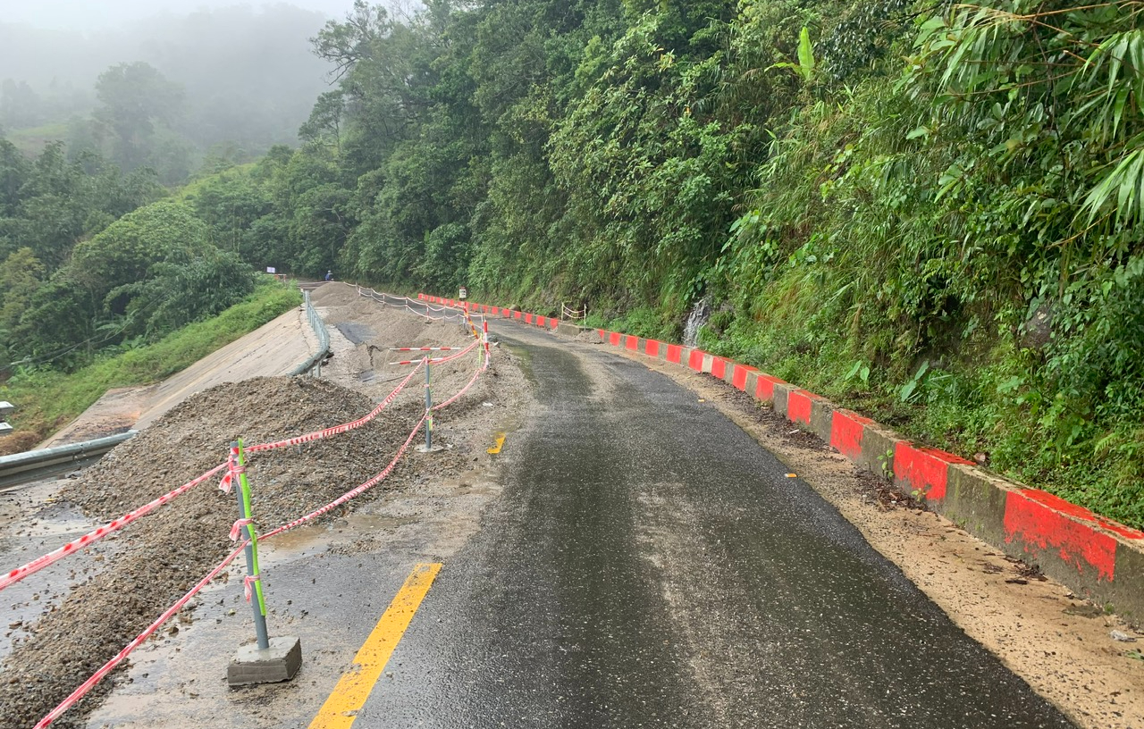 Chạy đua với mưa lũ khắc phục sụt lún trên quốc lộ 24 nối lại mạch giao thông- Ảnh 9. Chạy đua với mưa lũ khắc phục sụt lún trên quốc lộ 24 nối lại mạch giao thông- Ảnh 9.