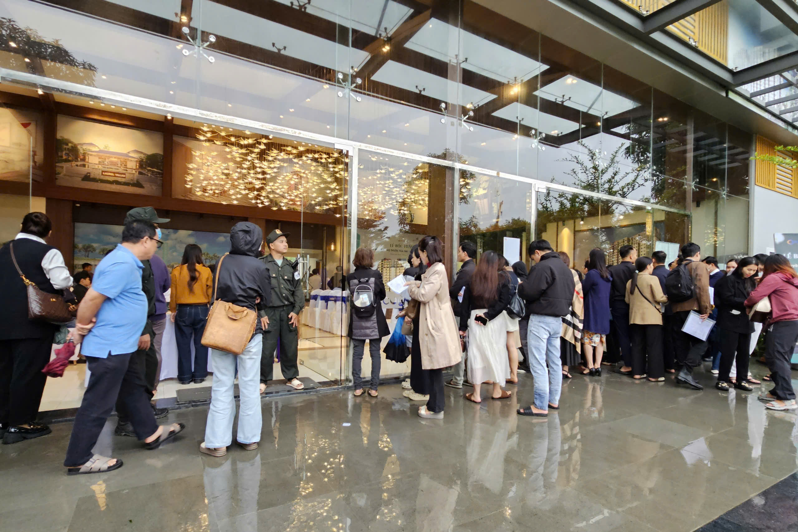 Huế: Hàng trăm người xếp hàng chờ đến lượt bốc thăm mua nhà ở xã hội- Ảnh 2.