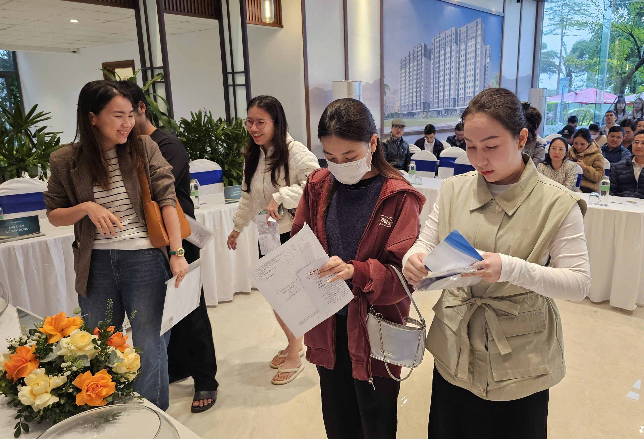 Huế: Hàng trăm người xếp hàng chờ đến lượt bốc thăm mua nhà ở xã hội- Ảnh 4.