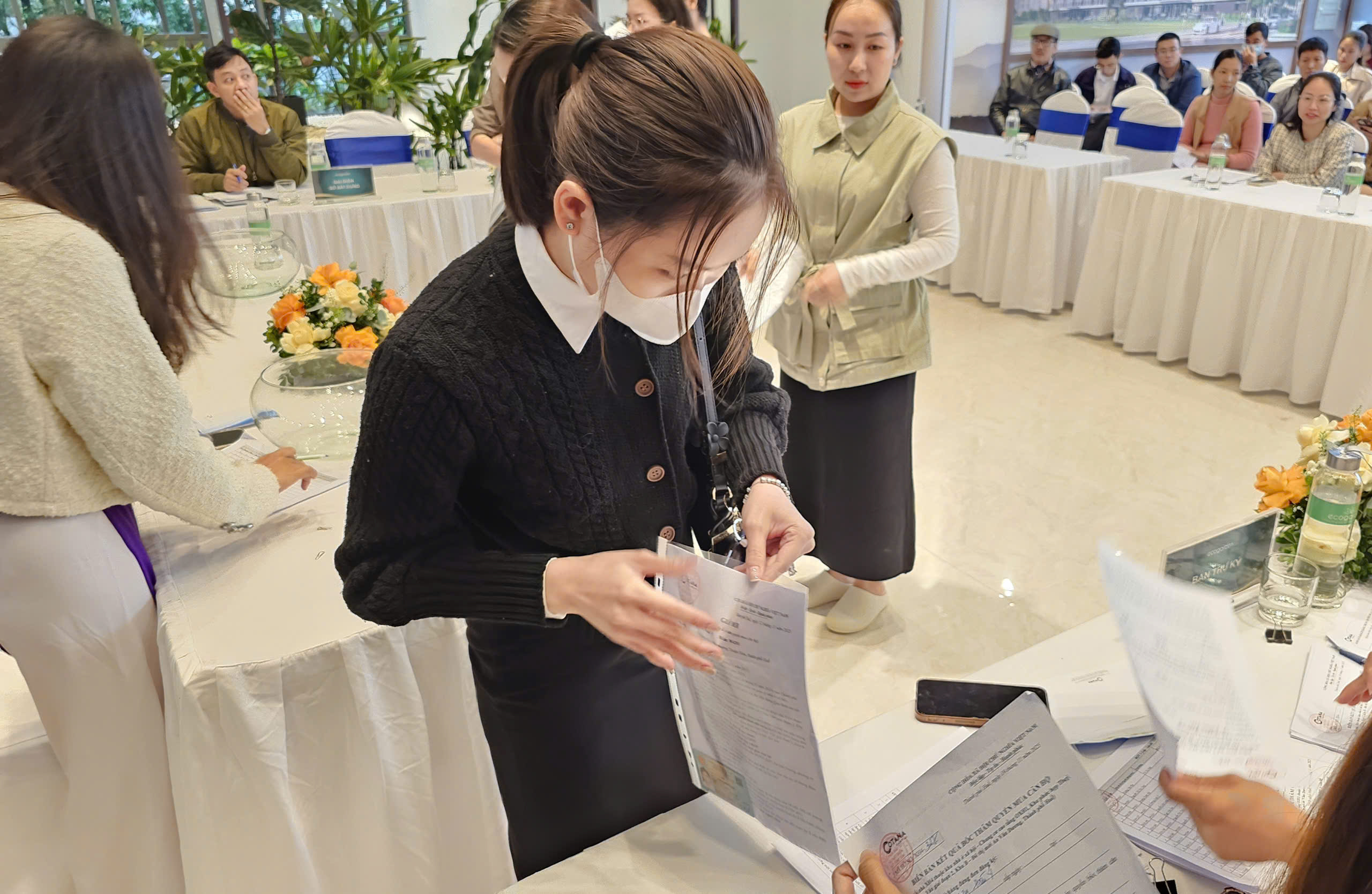 Huế: Hàng trăm người xếp hàng chờ đến lượt bốc thăm mua nhà ở xã hội- Ảnh 6.