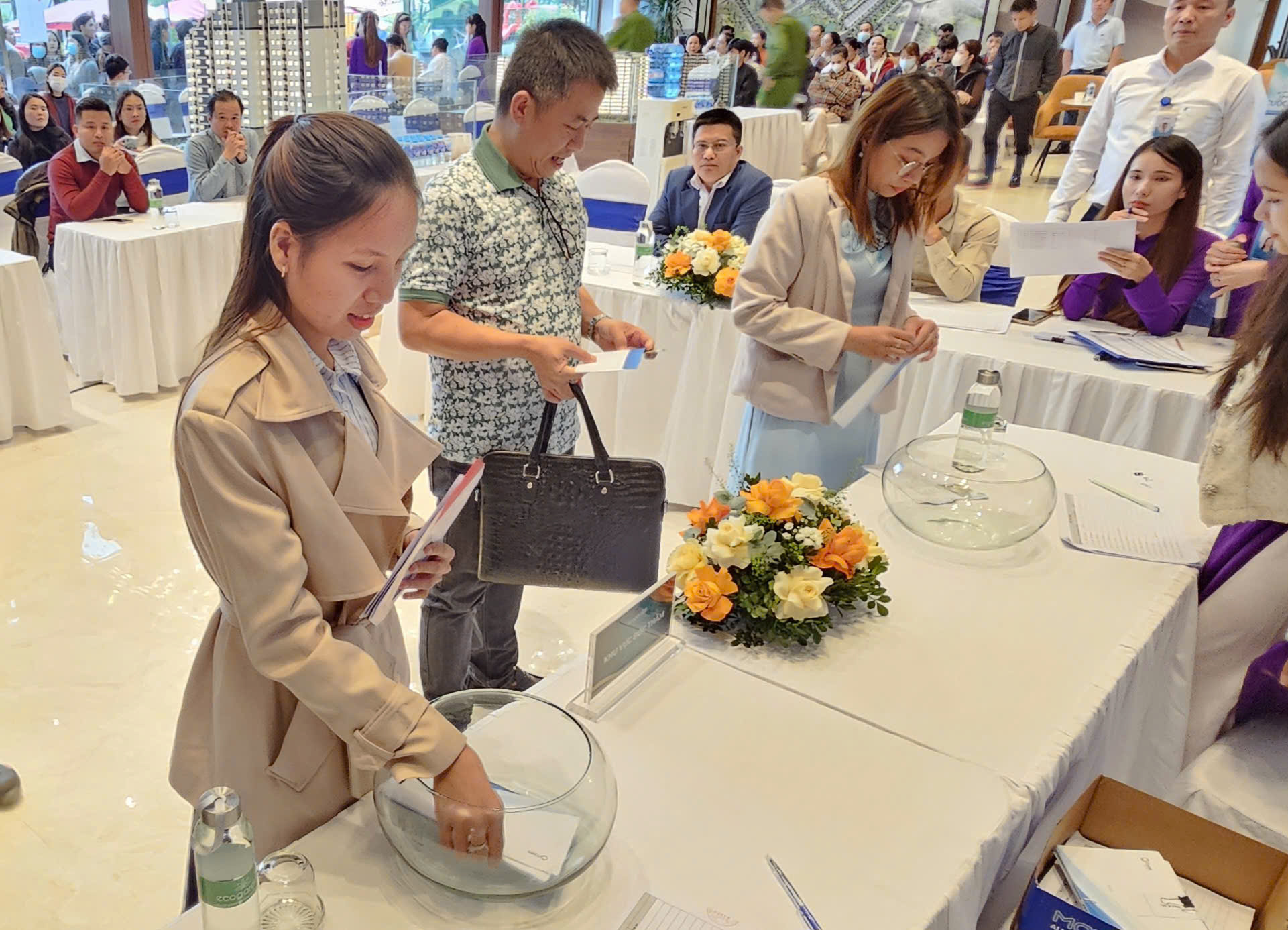 Huế: Hàng trăm người xếp hàng chờ đến lượt bốc thăm mua nhà ở xã hội- Ảnh 5.