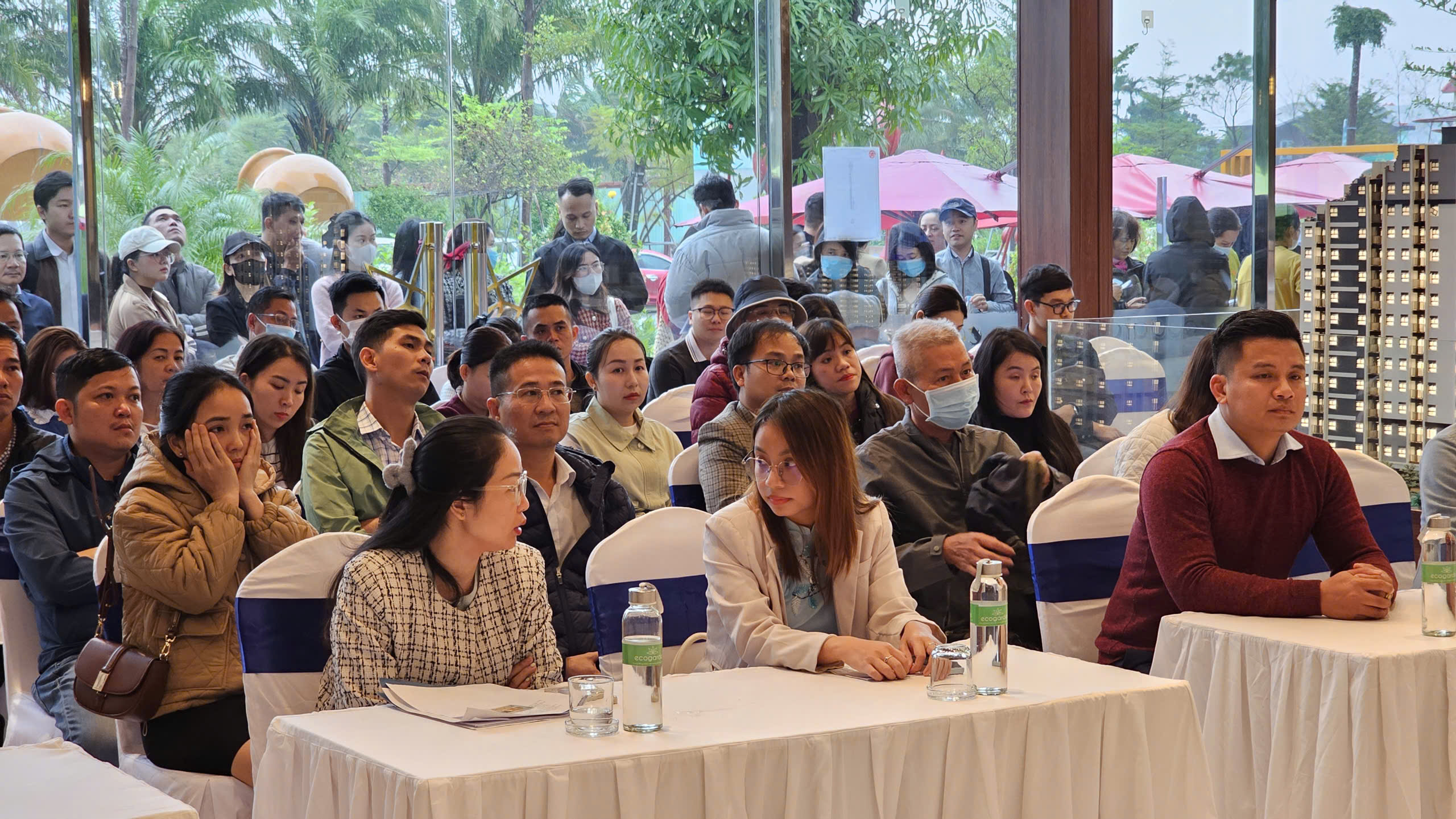 Huế: Hàng trăm người xếp hàng chờ đến lượt bốc thăm mua nhà ở xã hội- Ảnh 3.