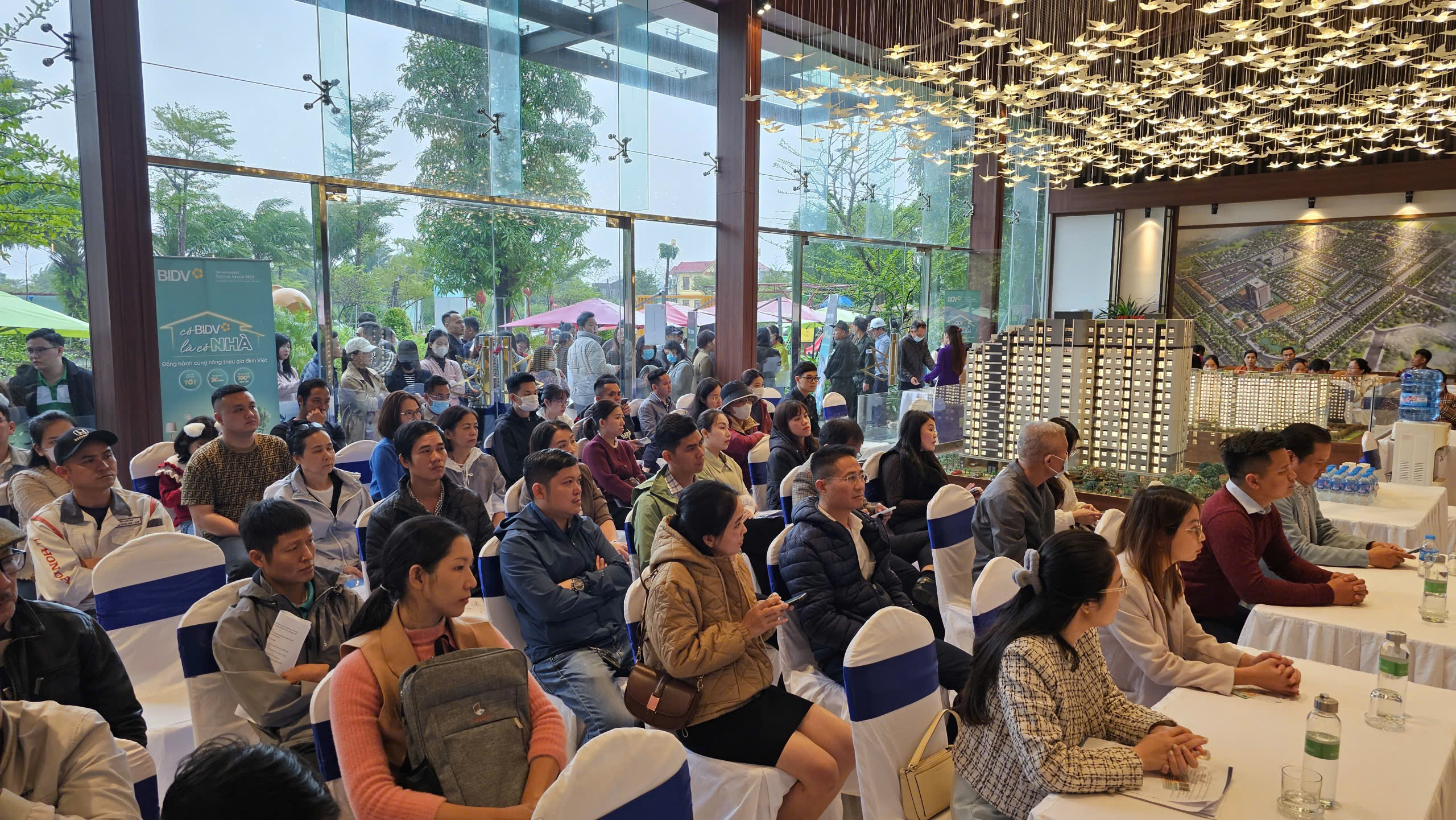 Huế: Hàng trăm người xếp hàng chờ đến lượt bốc thăm mua nhà ở xã hội- Ảnh 1.