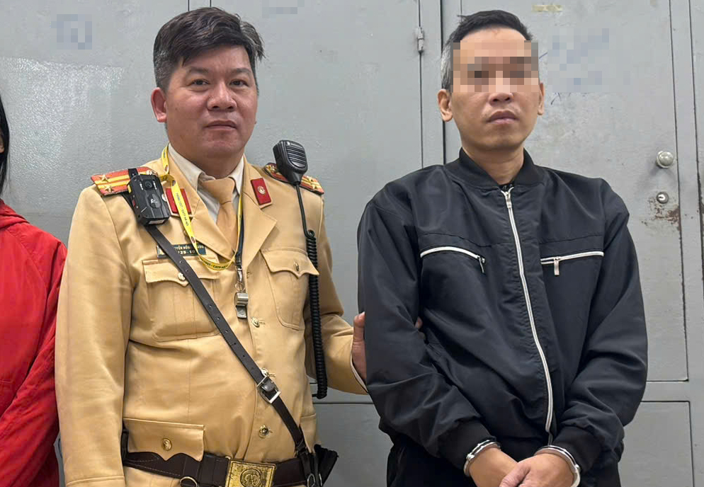 Hà Nội: CSGT và người dân vây bắt tên cướp xe máy của nữ sinh trên phố- Ảnh 1. Hà Nội: CSGT và người dân vây bắt tên cướp xe máy của nữ sinh trên phố- Ảnh 1.