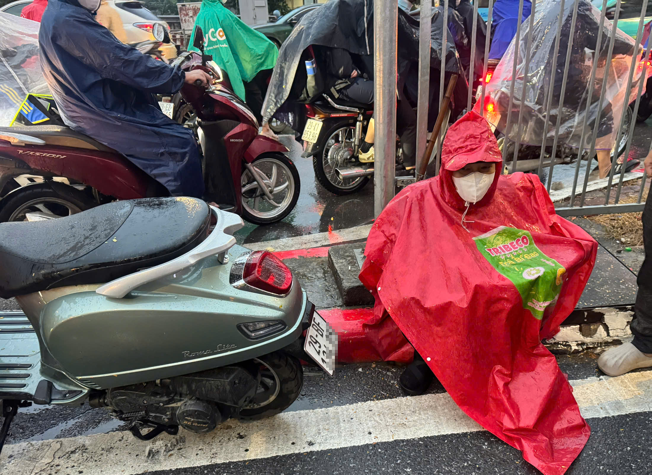 Hà Nội: CSGT và người dân vây bắt tên cướp xe máy của nữ sinh trên phố- Ảnh 2. Hà Nội: CSGT và người dân vây bắt tên cướp xe máy của nữ sinh trên phố- Ảnh 2.