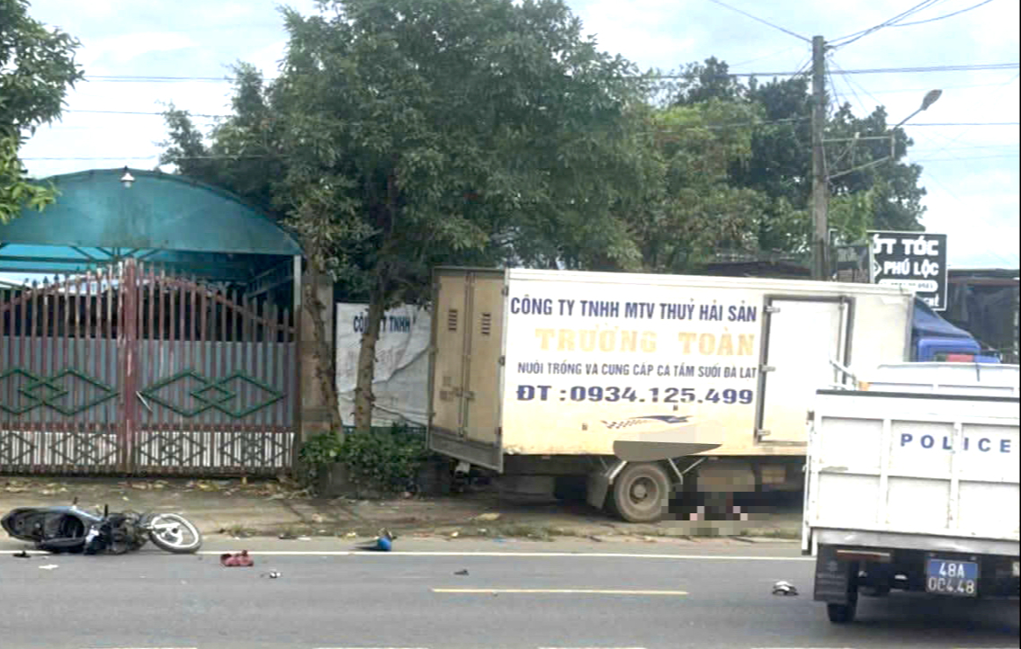 Lâm Đồng: Ô tô tải va chạm xe máy, một người tử vong- Ảnh 1. Lâm Đồng: Ô tô tải va chạm xe máy, một người tử vong- Ảnh 1.