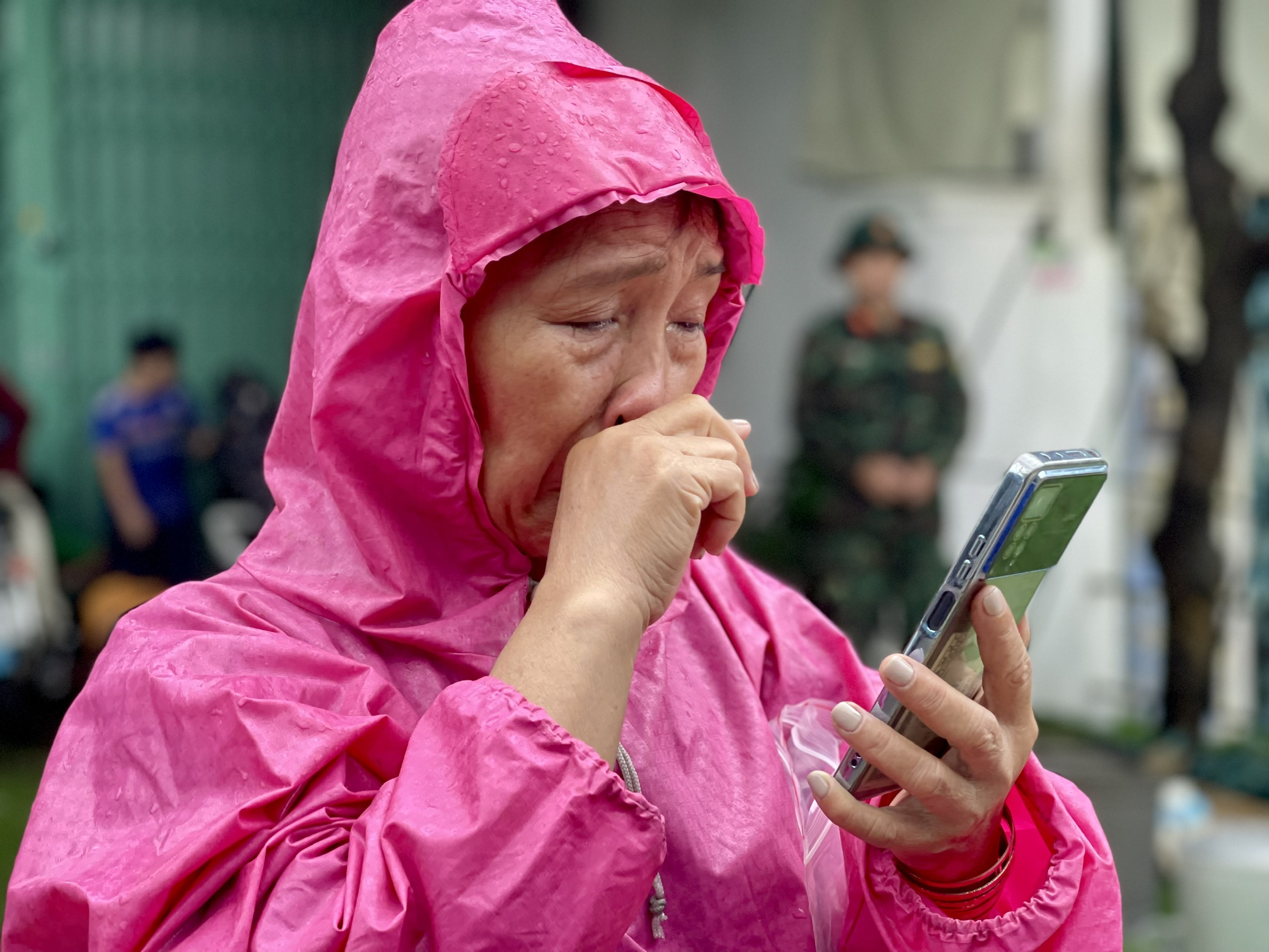 Bộ đội Gia Lai vượt lũ cứu người dân vùng ngập sâu- Ảnh 10. Bộ đội Gia Lai vượt lũ cứu người dân vùng ngập sâu- Ảnh 10.