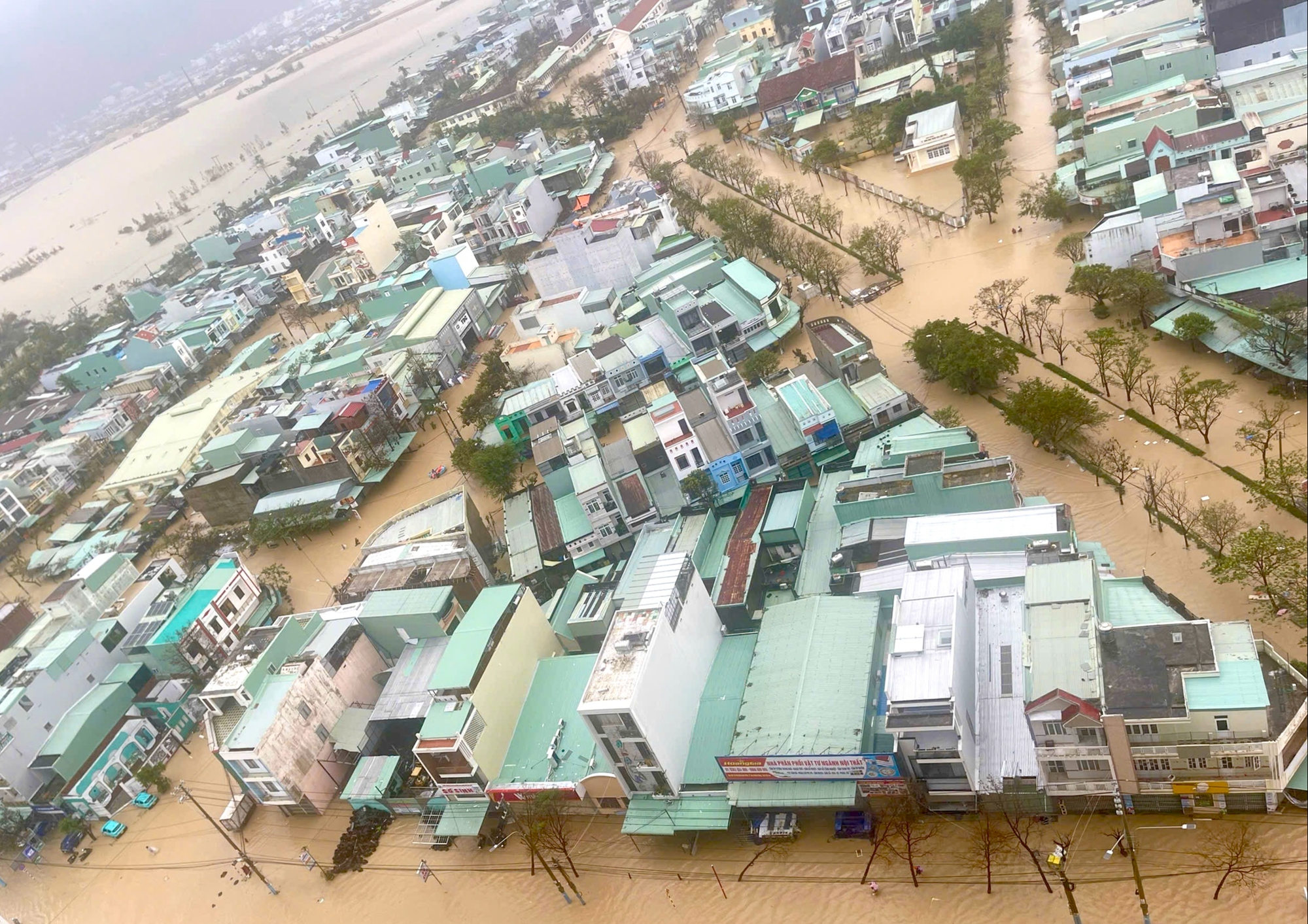 Bộ đội Gia Lai vượt lũ cứu người dân vùng ngập sâu- Ảnh 5. Bộ đội Gia Lai vượt lũ cứu người dân vùng ngập sâu- Ảnh 5.