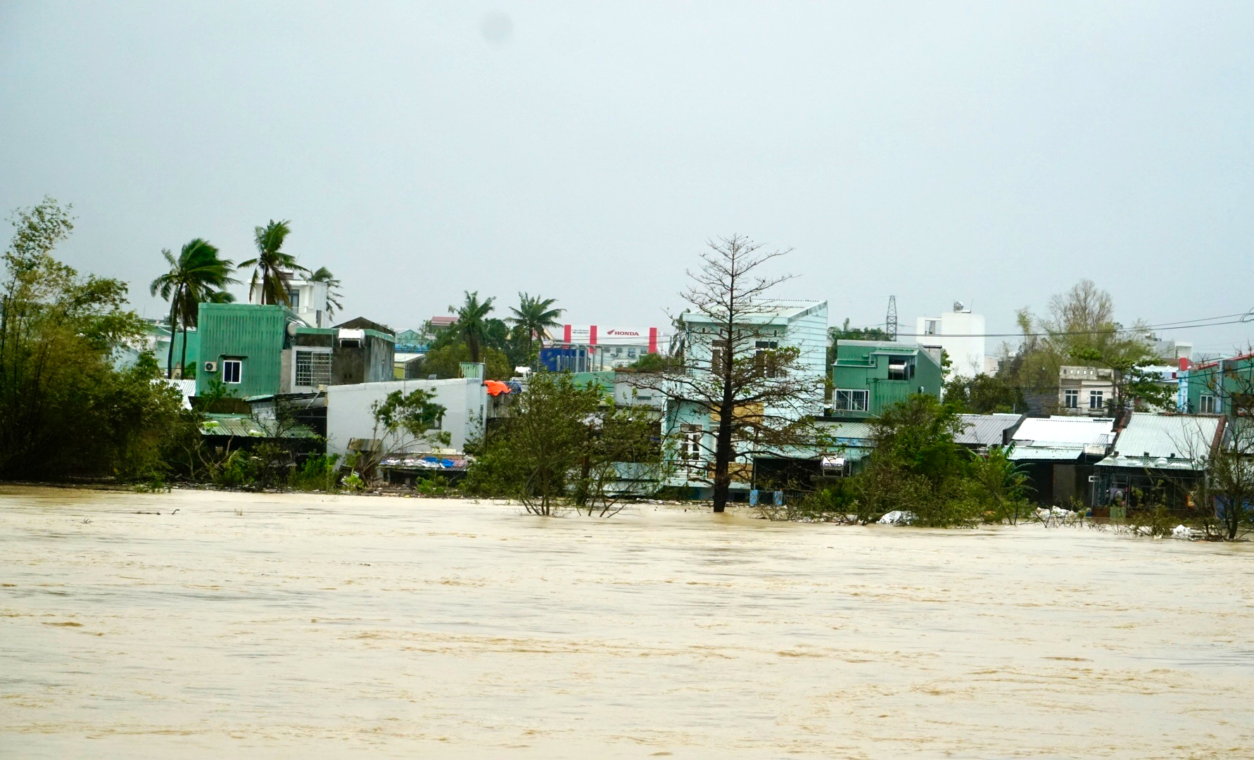 Bộ đội Gia Lai vượt lũ cứu người dân vùng ngập sâu- Ảnh 6. Bộ đội Gia Lai vượt lũ cứu người dân vùng ngập sâu- Ảnh 6.