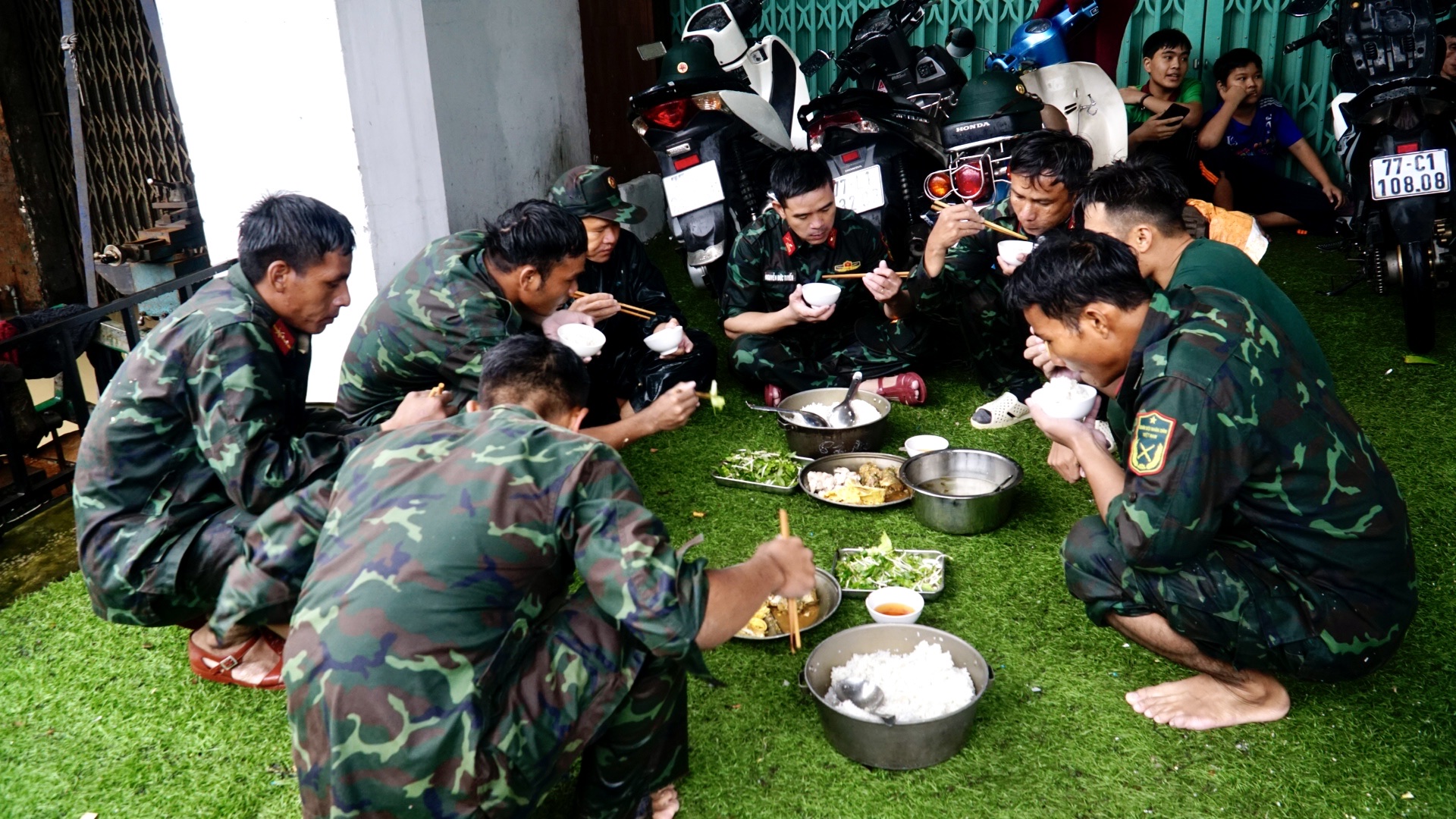 Bộ đội Gia Lai vượt lũ cứu người dân vùng ngập sâu- Ảnh 11. Bộ đội Gia Lai vượt lũ cứu người dân vùng ngập sâu- Ảnh 11.