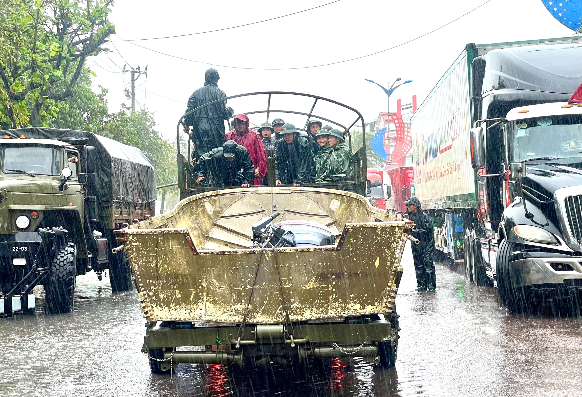 Bộ đội Gia Lai vượt lũ cứu người dân vùng ngập sâu- Ảnh 9. Bộ đội Gia Lai vượt lũ cứu người dân vùng ngập sâu- Ảnh 9.